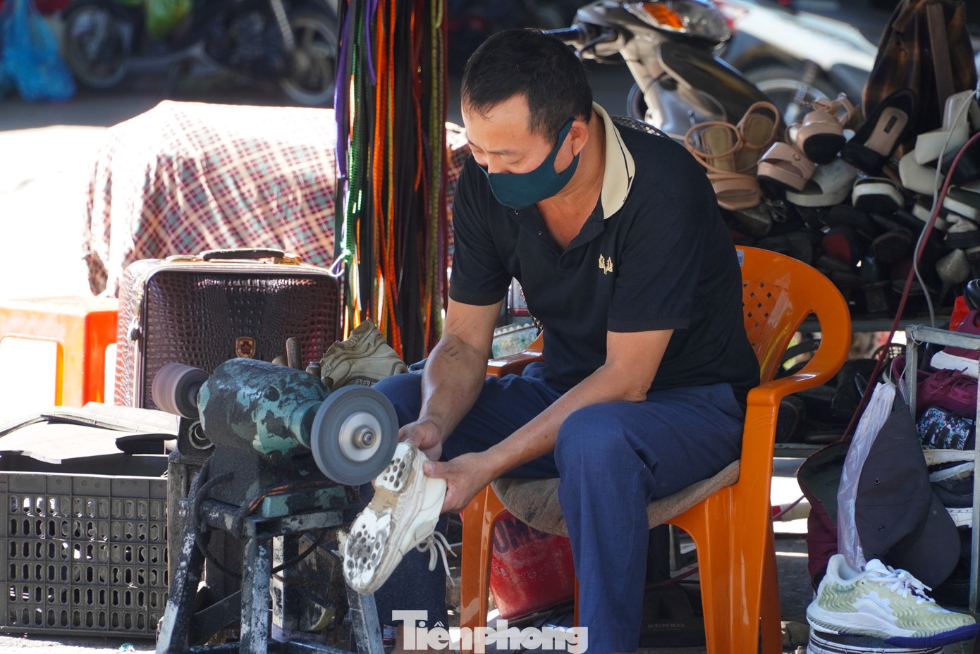 Với những người thợ, nghề làm đẹp cho giày dép không chỉ để mưu sinh mà họ còn làm vì niềm đam mê và yêu thích.