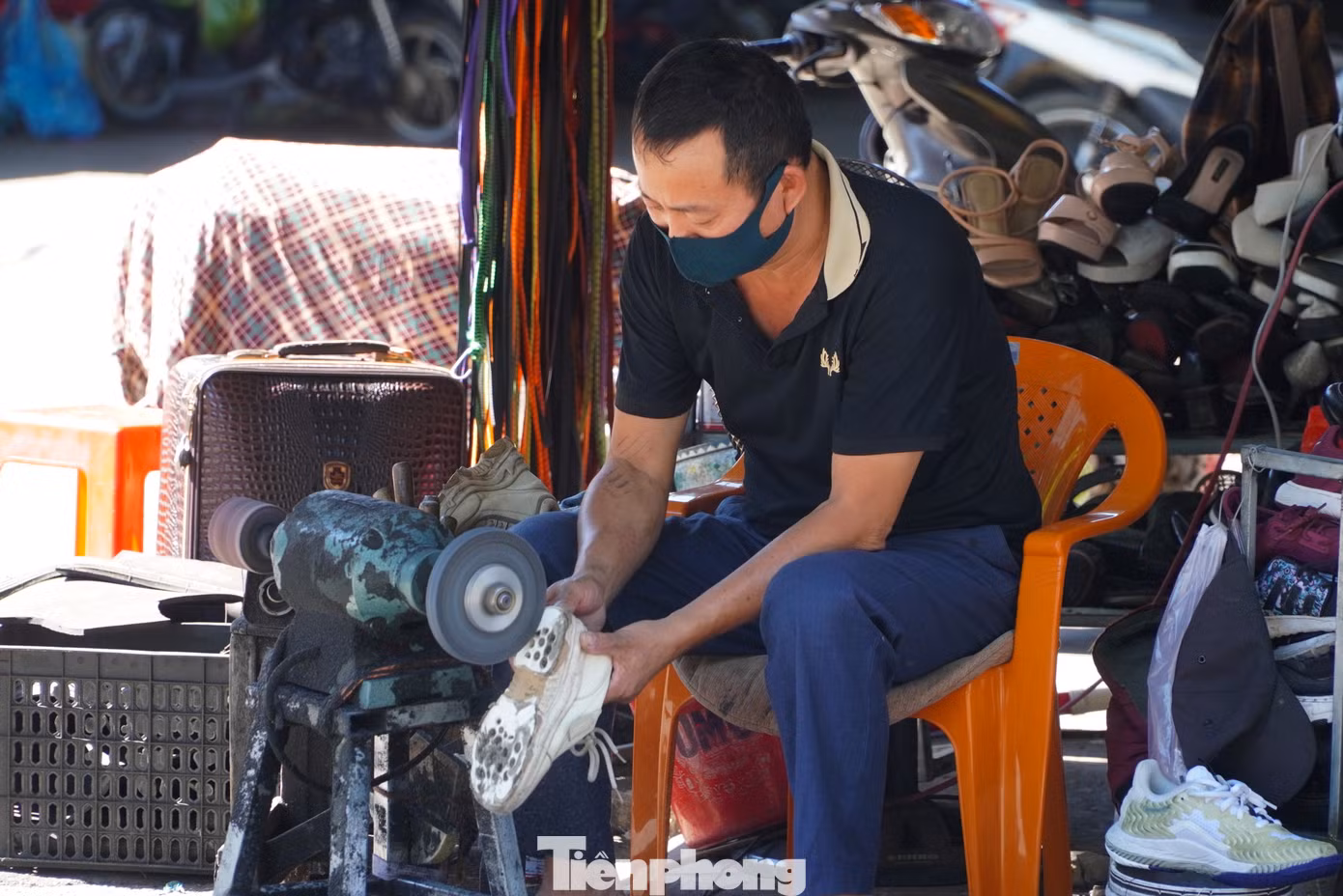 Với những người thợ, nghề làm đẹp cho giày dép không chỉ để mưu sinh mà họ còn làm vì niềm đam mê và yêu thích.