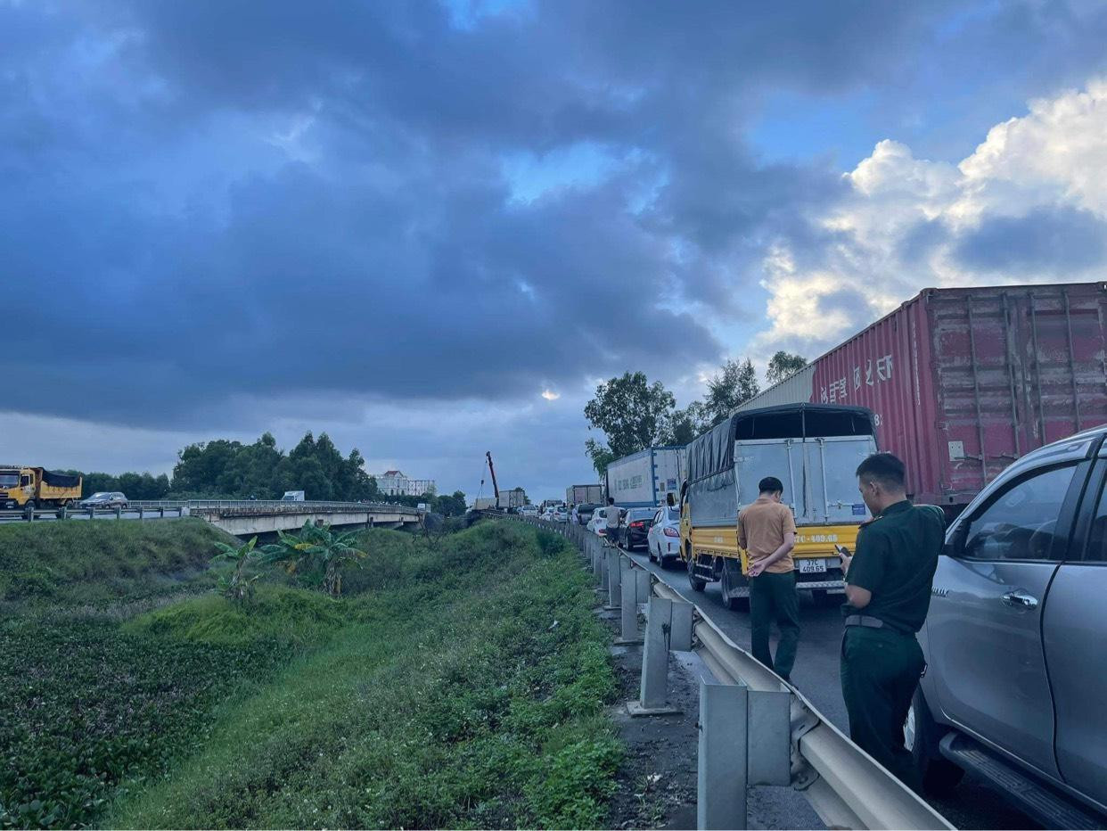 Vụ tai nạn gây ách tắc nhiều giờ đồng hồ.