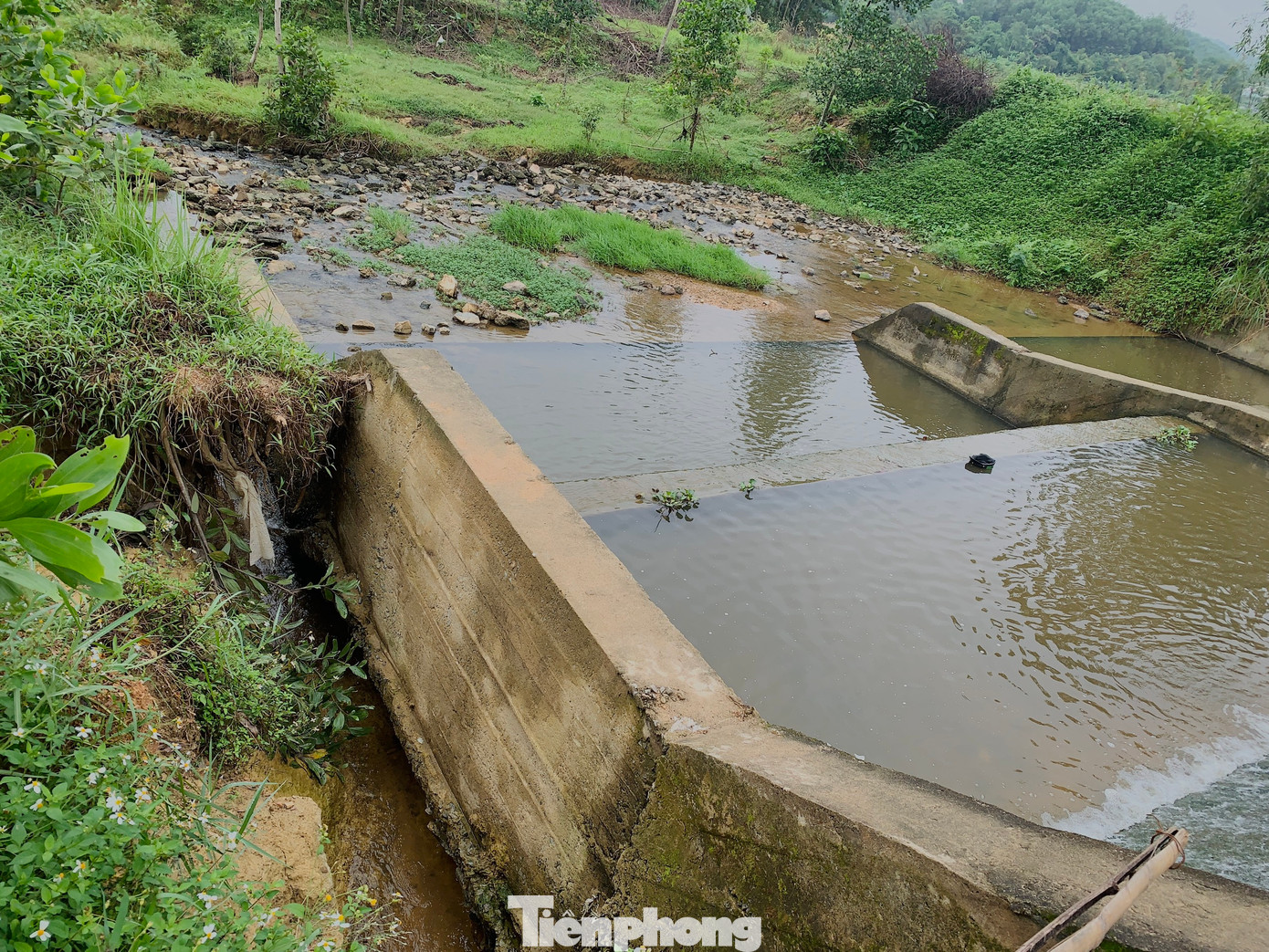 Nhiều khu vực hồ đập sạt lở phần mái tràn để lộ hàm ếch. Việc hàng loạt &quot;bom nước&quot; xuống cấp nghiêm trọng chưa được khắc phục, sửa chữa trở thành vấn đề lo ngại trong mùa mưa lũ.