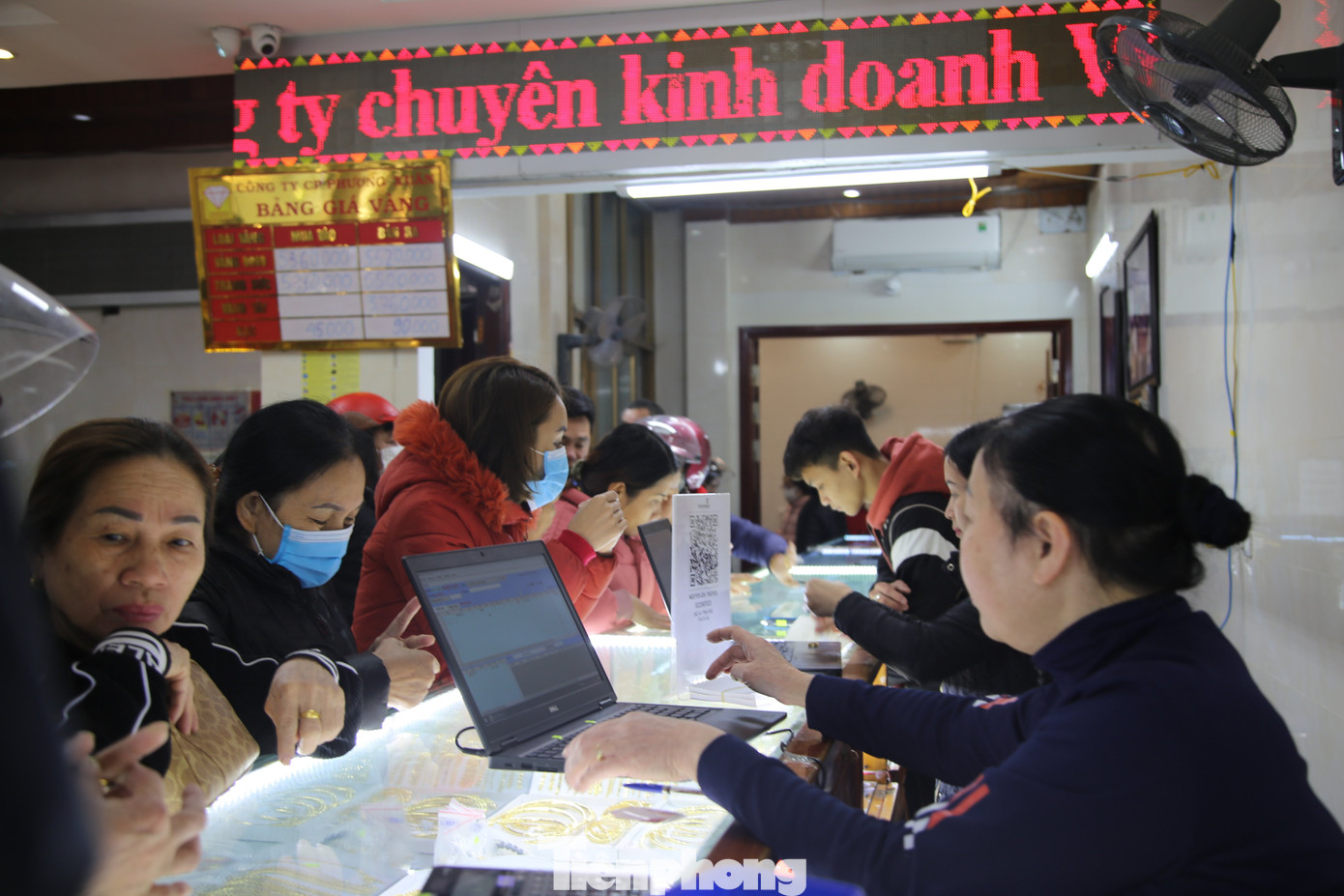 Theo chủ cửa hàng kinh doanh vàng bạc Phương Xuân, số lượng người mua tăng gấp nhiều lần so với thường ngày. Cửa hàng dán các điểm thanh toán tiền bằng quét mã QR để người dân tiện trả tiền tránh tình trạng mất thời gian. Theo chủ cửa hàng kinh doanh vàng bạc Phương Xuân, số lượng người mua tăng gấp nhiều lần so với thường ngày. Cửa hàng dán các điểm thanh toán tiền bằng quét mã QR để người dân tiện trả tiền tránh tình trạng mất thời gian.