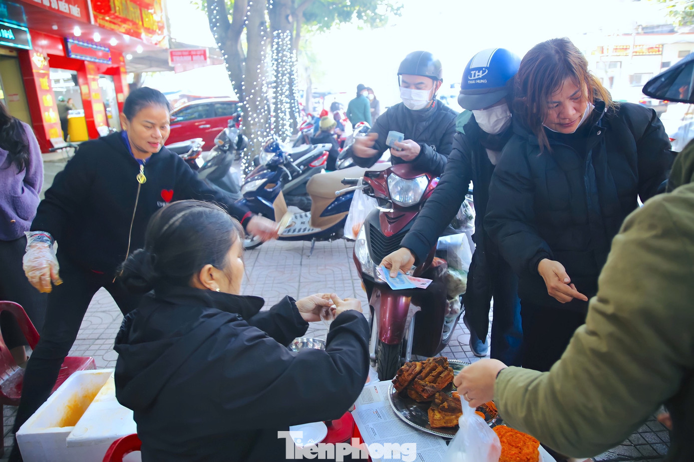 Theo người dân mua hàng tại đây, họ bận rộn không có thời gian làm nên mua sẵn mâm cúng này để cầu xin Thần Tài phù hộ cho cuộc sống gia đình sung túc, bình an, phát tài phát lộc cả năm. Theo người dân mua hàng tại đây, họ bận rộn không có thời gian làm nên mua sẵn mâm cúng này để cầu xin Thần Tài phù hộ cho cuộc sống gia đình sung túc, bình an, phát tài phát lộc cả năm.