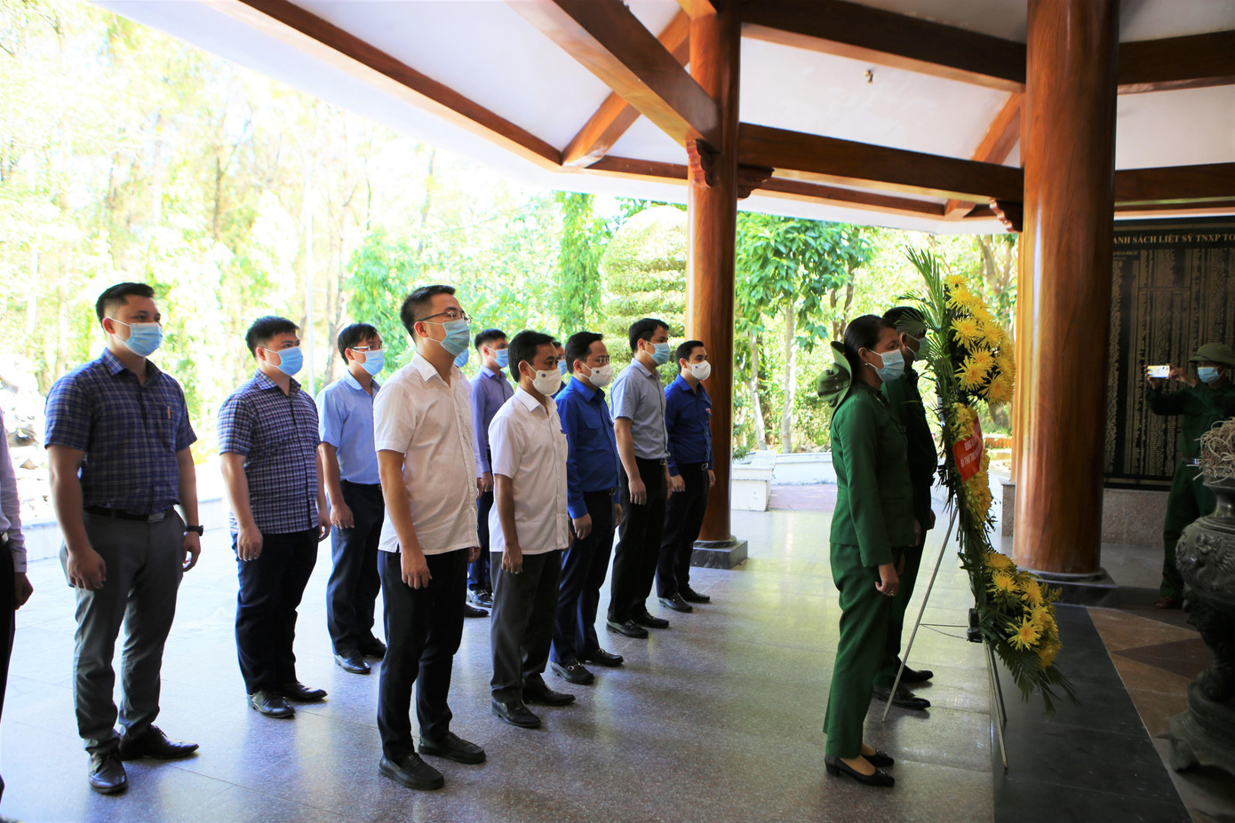 Đoàn công tác dâng hương tri ân các anh hùng liệt sỹ.