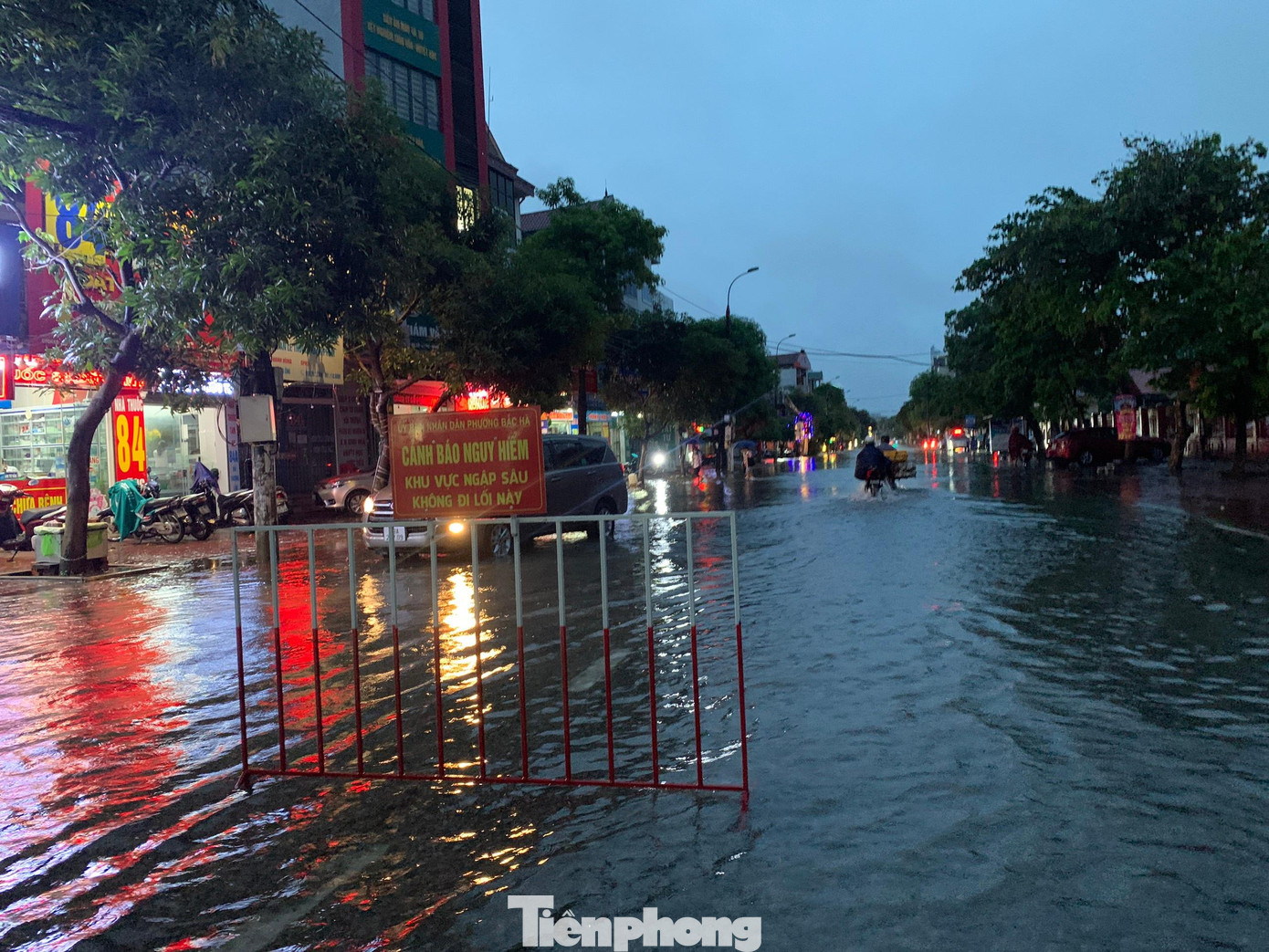 Khu vực đường Hải Thượng Lãn Ông bị ngập sâu, ngành chức năng cắm biển cảnh báo người và phương tiện qua lại khu vực.