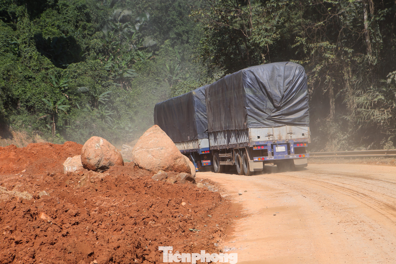 Nhiều khối đá lớn từ núi được máy móc đào bới để thi công đường nằm chình ình bên hành lang. Nhiều khối đá lớn từ núi được máy móc đào bới để thi công đường nằm chình ình bên hành lang.