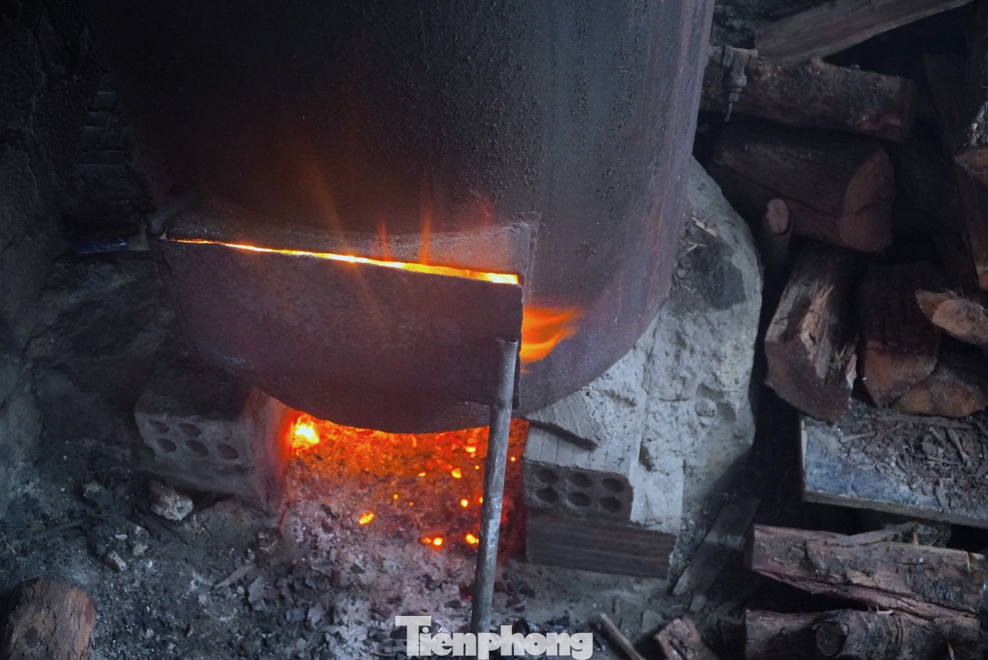 Những ngày này bếp lửa tại các gia đình làm bánh đỏ cả ngày lẫn đêm. Họ phải thức dậy từ 3 giờ sáng làm cho đến 10 giờ đêm mới nghỉ. Dù công việc khá vất vả nhưng đem lại thu nhập cao nên người dân ai cũng phấn khởi.