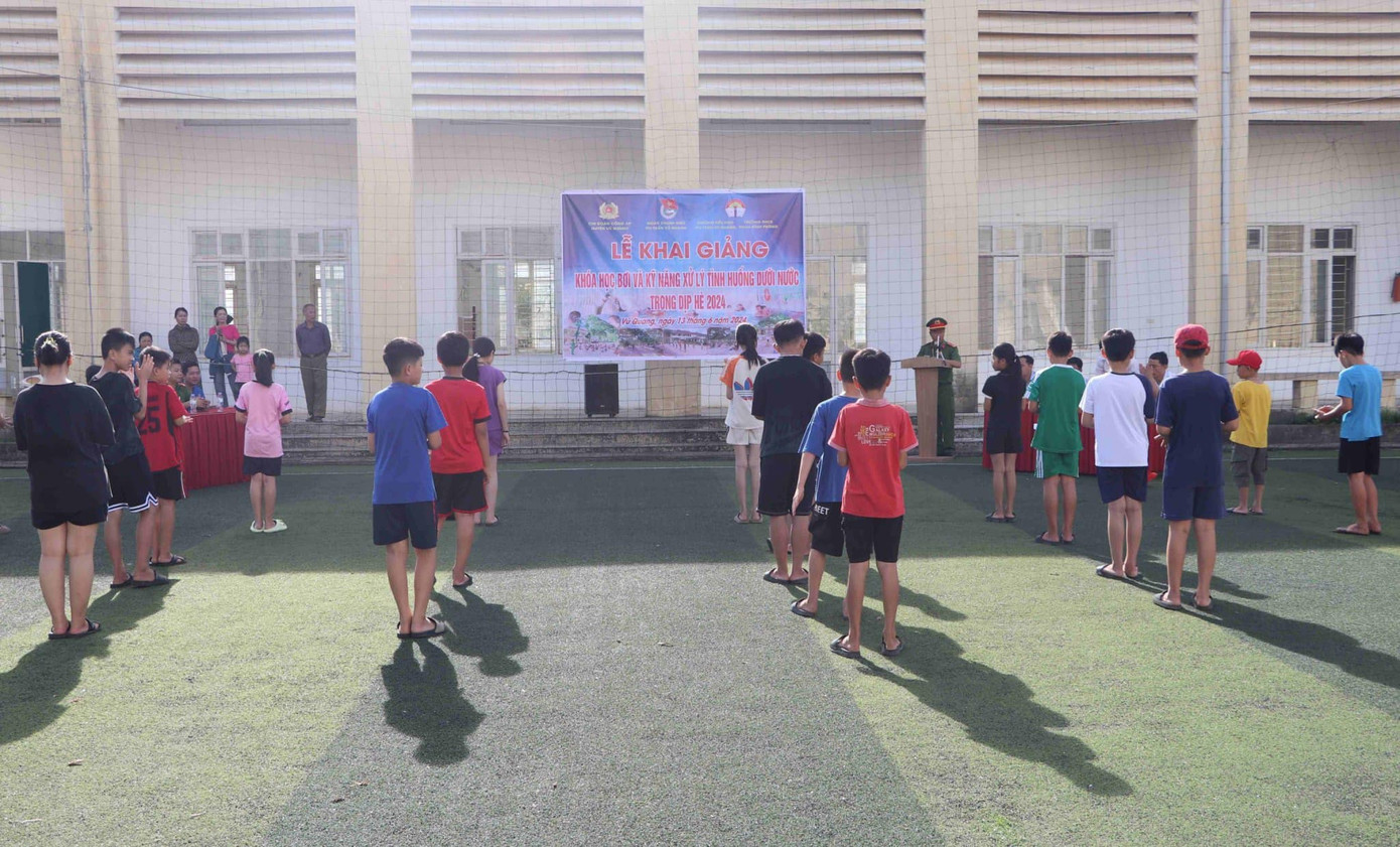 Chi đoàn Công an huyện Vũ Quang phối hợp với Đoàn Thanh niên thị trấn Vũ Quang, trường THCS Phan Đình Phùng, trường Tiểu học thị trấn Vũ Quang tổ chức lớp bơi cho 70 em học sinh.