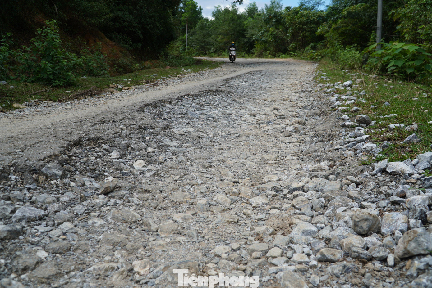 Theo Ban Quản lý các dự án đầu tư Xây dựng cơ bản huyện Hương Khê (Hà Tĩnh), tuyến đường đã sử dụng hàng chục năm nên đã hư hỏng. Hiện đã có kế hoạch tu bổ, sửa chữa tuyến đường trong giai đoạn 2021-2025. “Huyện đã có kế hoạch sửa chữa giai đoạn 1 với chiều dài 7,5km. Trong thời gian tới khi có vốn sẽ tổ chức xây dựng để sớm đưa vào sử dụng”, ông Nguyễn Anh Tuấn - Giám đốc Ban Quản lý các dự án đầu tư Xây dựng cơ bản huyện Hương Khê cho hay.