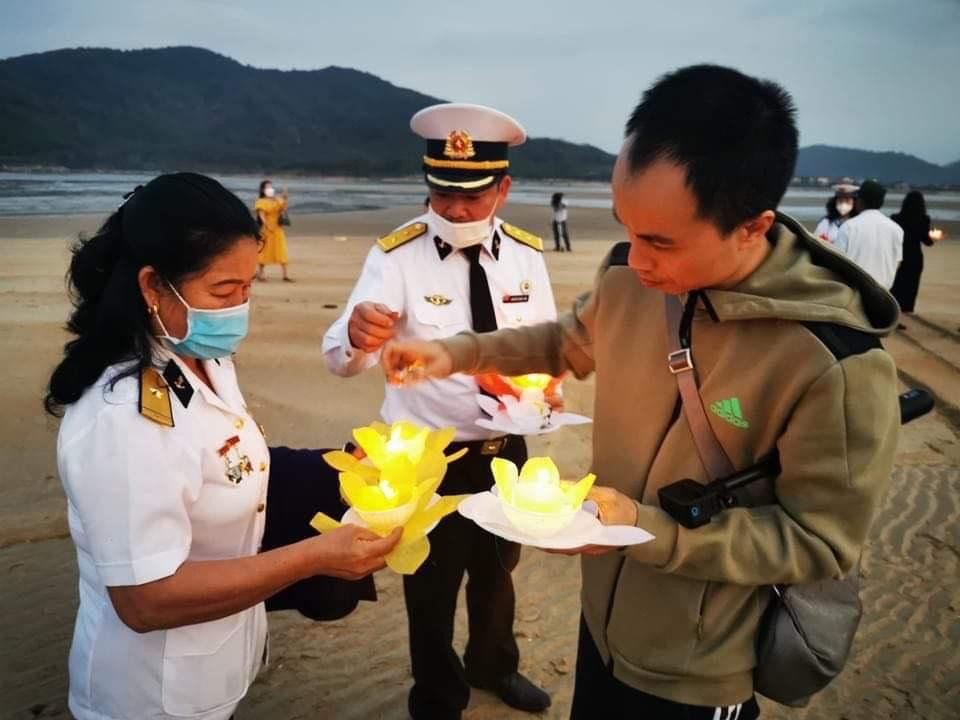 Hầu như năm nào cũng vậy, các cựu chiến binh Gạc Ma và người thân các liệt sĩ đều đến đây vào thời điểm này để thả những ngọn đèn xuống biển nhằm tri ân, tưởng nhớ 64 liệt sĩ. Hầu như năm nào cũng vậy, các cựu chiến binh Gạc Ma và người thân các liệt sĩ đều đến đây vào thời điểm này để thả những ngọn đèn xuống biển nhằm tri ân, tưởng nhớ 64 liệt sĩ.
