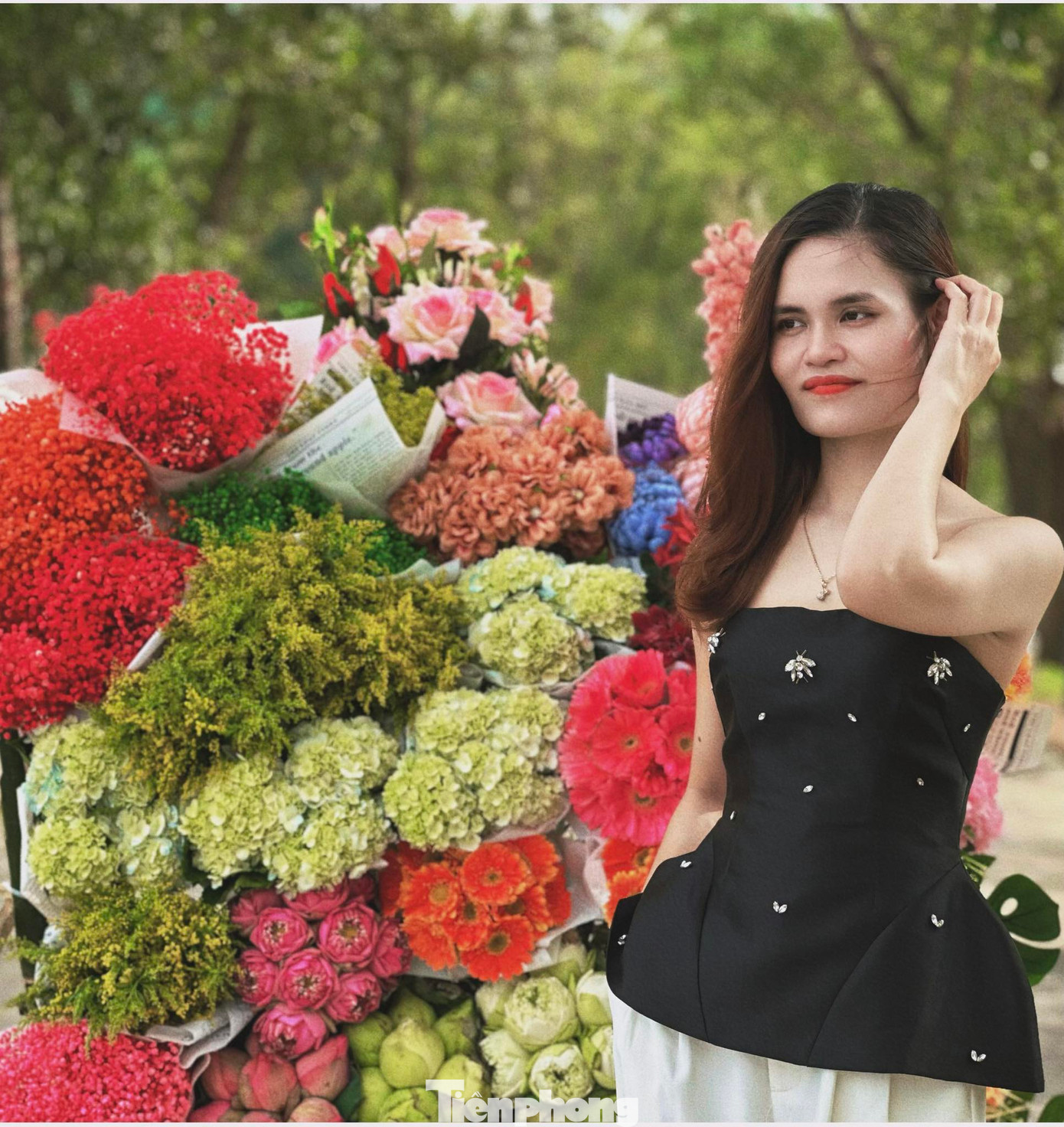 Mỗi người chụp hình bên xe hoa trong khoảng 5-10 phút trả phí 40 ngàn đồng.