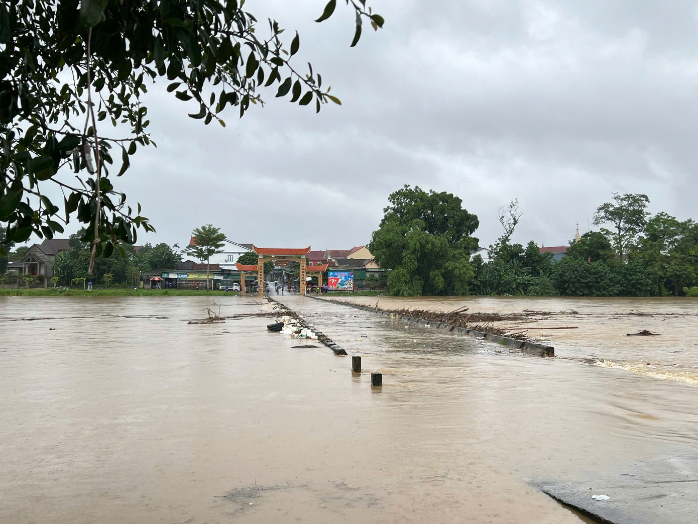 Nước sông Ngàn Phố dâng cao, ngập cầu Tràn nối liền xã Sơn Giang và thị trấn Phố Châu.
