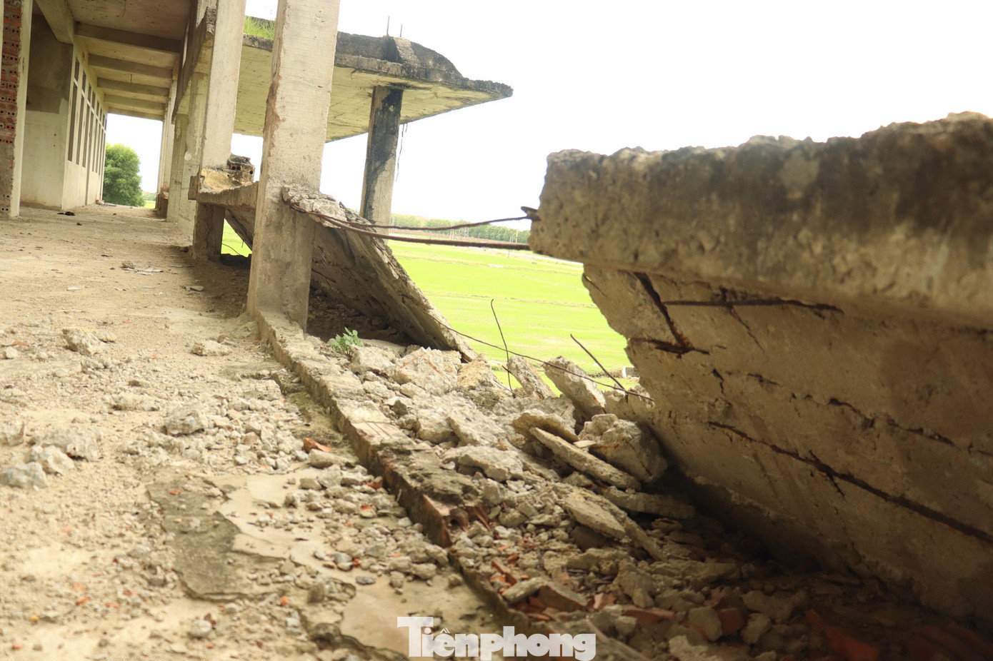 Vì bỏ hoang nhiều năm, trường đã xuống cấp nghiêm trọng.
