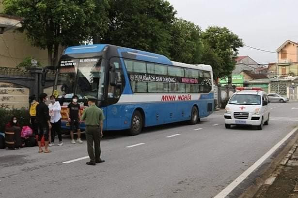 Sau khi xe khách chở 8 công dân về tại Hà Tĩnh, ngành chức năng đã điều xe đến đón vào điểm cách ly tập trung.