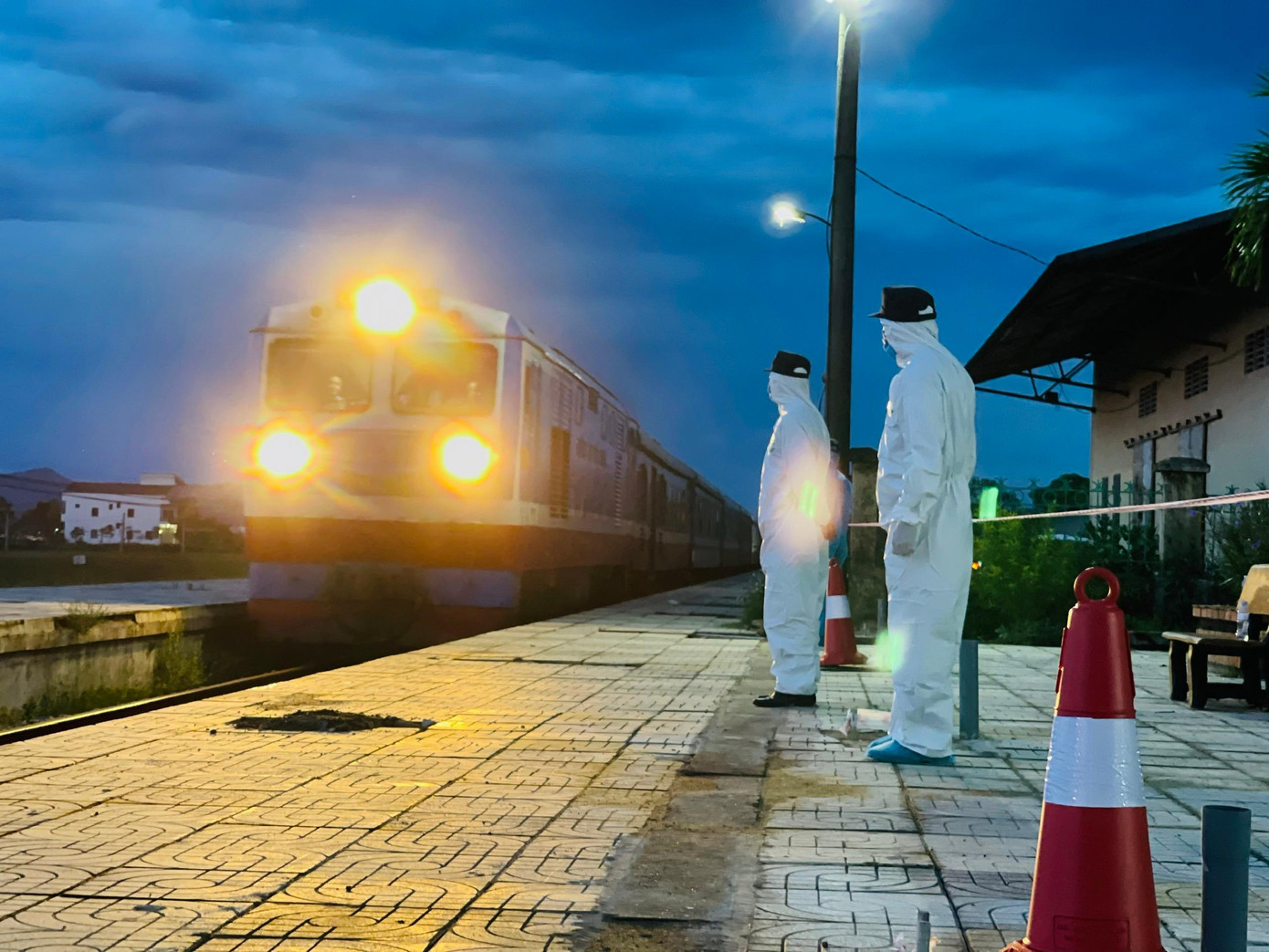 Rạng sáng 26/7, đoàn tàu SE14 chở 814 người dân Hà Tĩnh sinh sống tại TP Hồ Chí Minh và các tỉnh phía Nam về đến Ga Yên Trung (huyện Đức Thọ) và Ga Hương Phố (huyện Hương Khê). Rạng sáng 26/7, đoàn tàu SE14 chở 814 người dân Hà Tĩnh sinh sống tại TP Hồ Chí Minh và các tỉnh phía Nam về đến Ga Yên Trung (huyện Đức Thọ) và Ga Hương Phố (huyện Hương Khê).