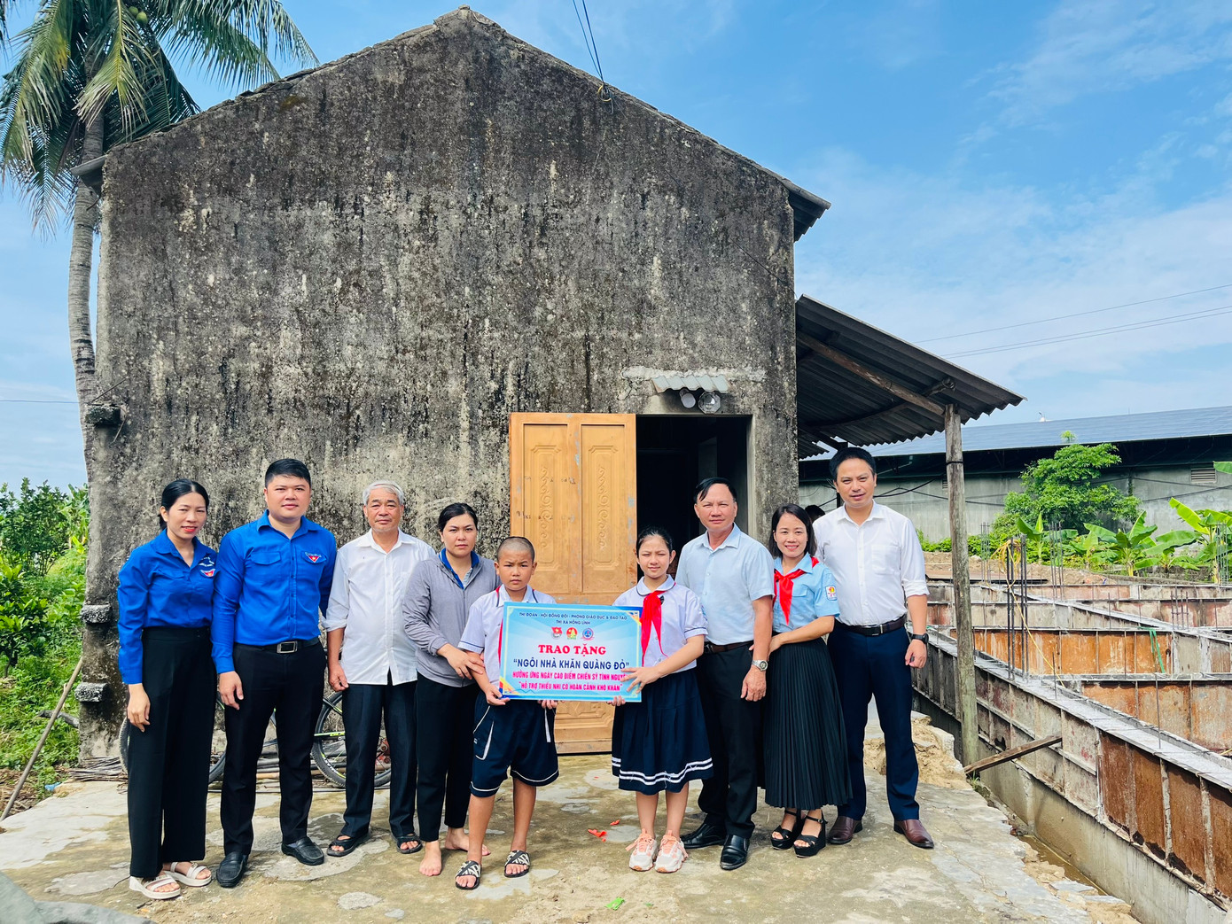 Cùng ngày, các cơ sở Đoàn, Đội Hà Tĩnh đã trao tặng 1 ngôi nhà “Khăn quàng đỏ”.