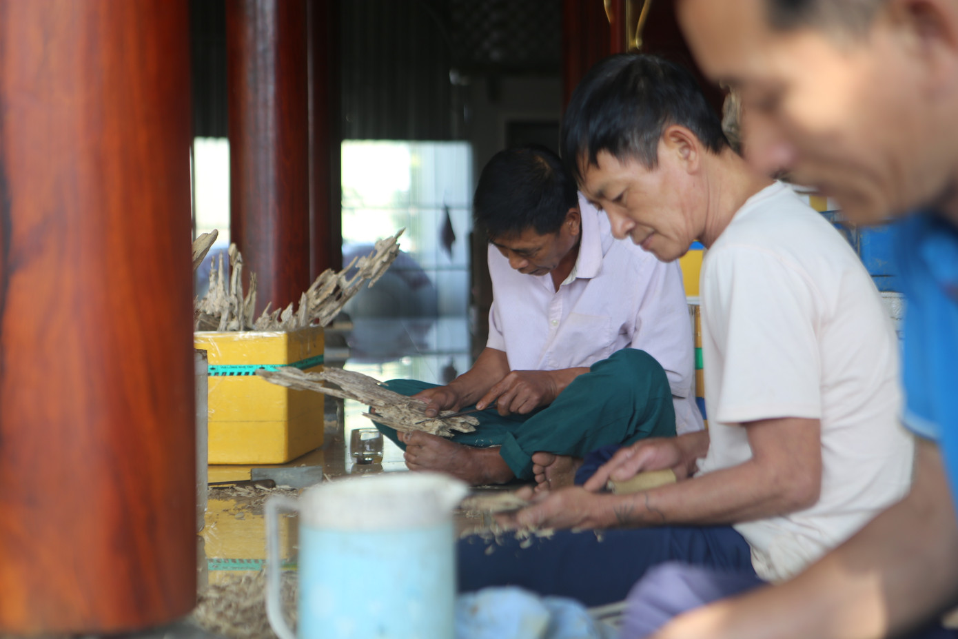 Người thợ dùng những chiếc đục để bóc tách những phần gỗ không có trầm từ đó những vết vân đen trầm dần dần lộ ra.