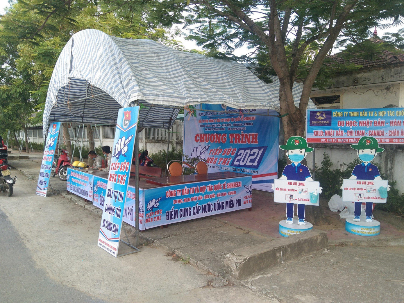 Các điểm thi đã được căng bạt để phục vụ tiếp sức mùa thi. Các điểm thi đã được căng bạt để phục vụ tiếp sức mùa thi.