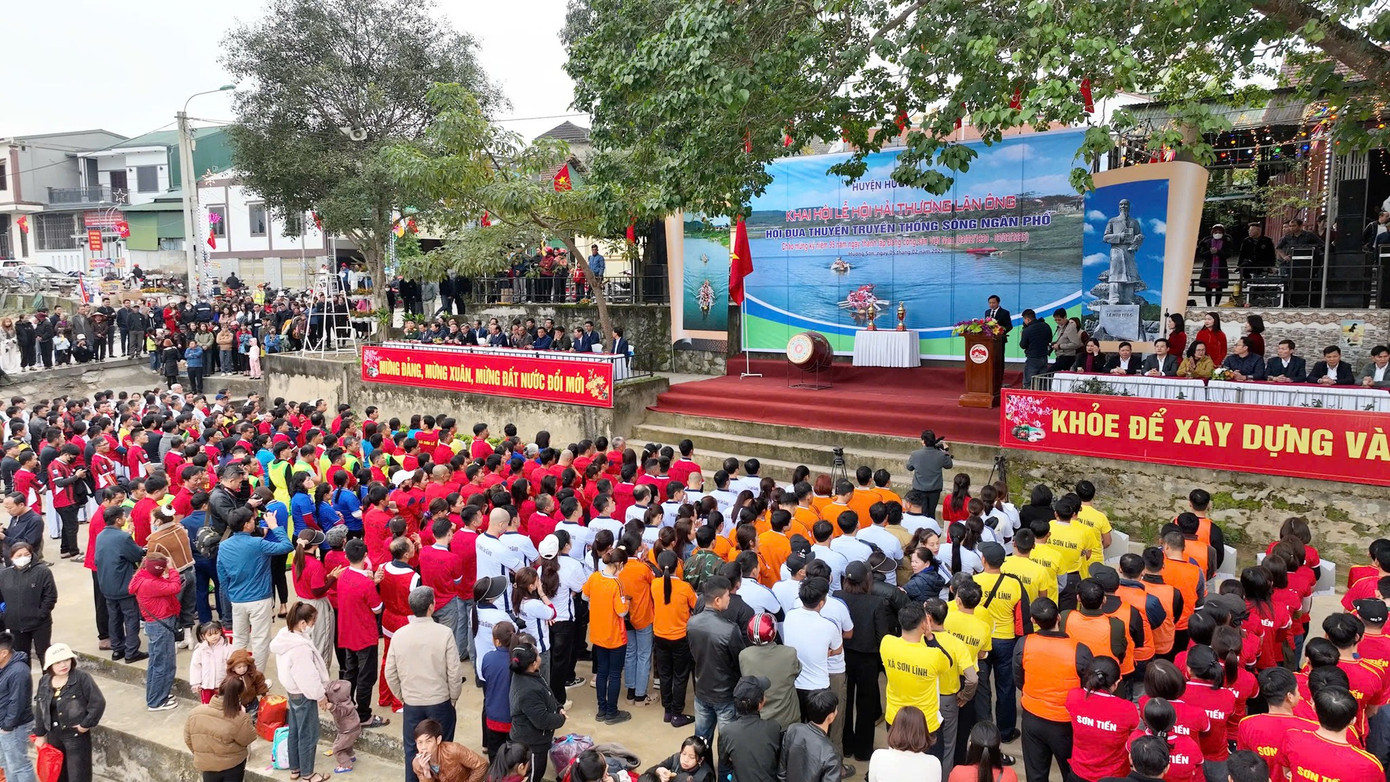 Lễ hội Đua thuyền trên sông Ngàn Phố là hoạt động đầu tiên trong chuỗi sự kiện của Lễ hội Hải Thượng Lãn Ông năm 2025 ở huyện Hương Sơn (Hà Tĩnh).