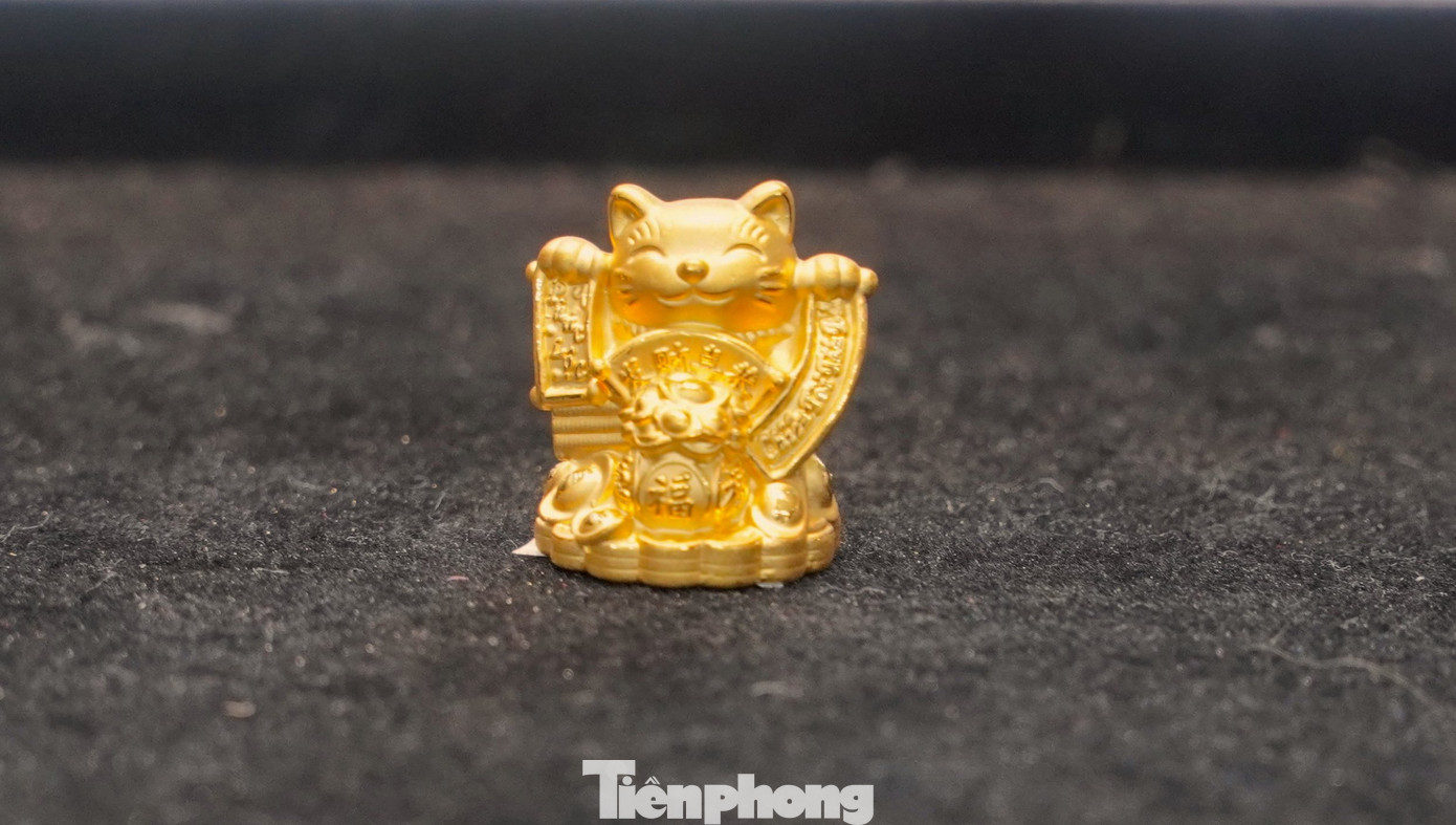 Năm nay những chú mèo vàng tài lộc gần hết hàng trước ngày vía Thần tài.