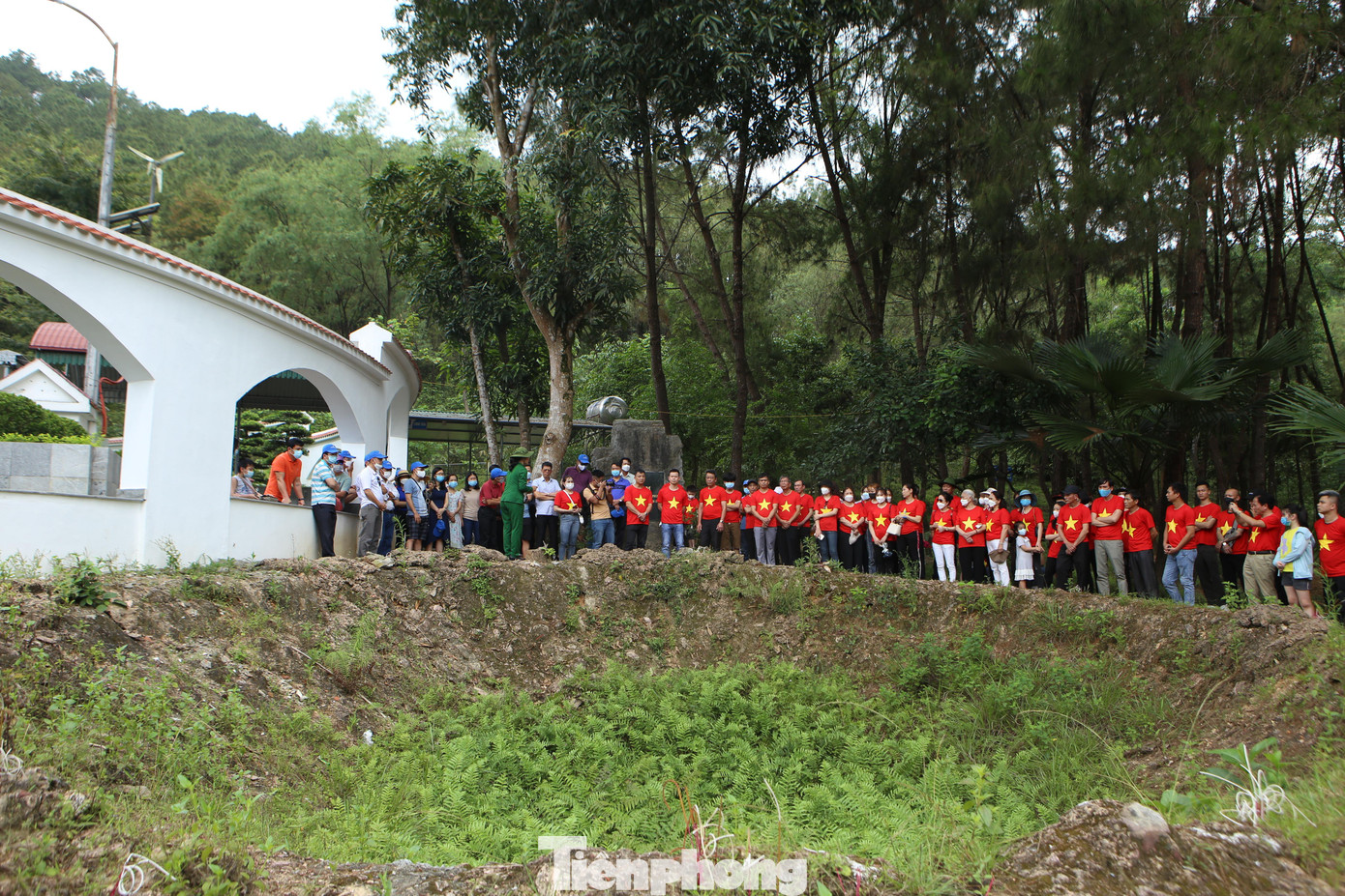 Từng tốp người dừng lại tại hố bom, để nghe những câu chuyện mà một hướng dẫn viên ở Ngã ba Đồng Lộc kể lại sự tàn khốc trên cung đường huyết mạch năm xưa. Từng tốp người dừng lại tại hố bom, để nghe những câu chuyện mà một hướng dẫn viên ở Ngã ba Đồng Lộc kể lại sự tàn khốc trên cung đường huyết mạch năm xưa.