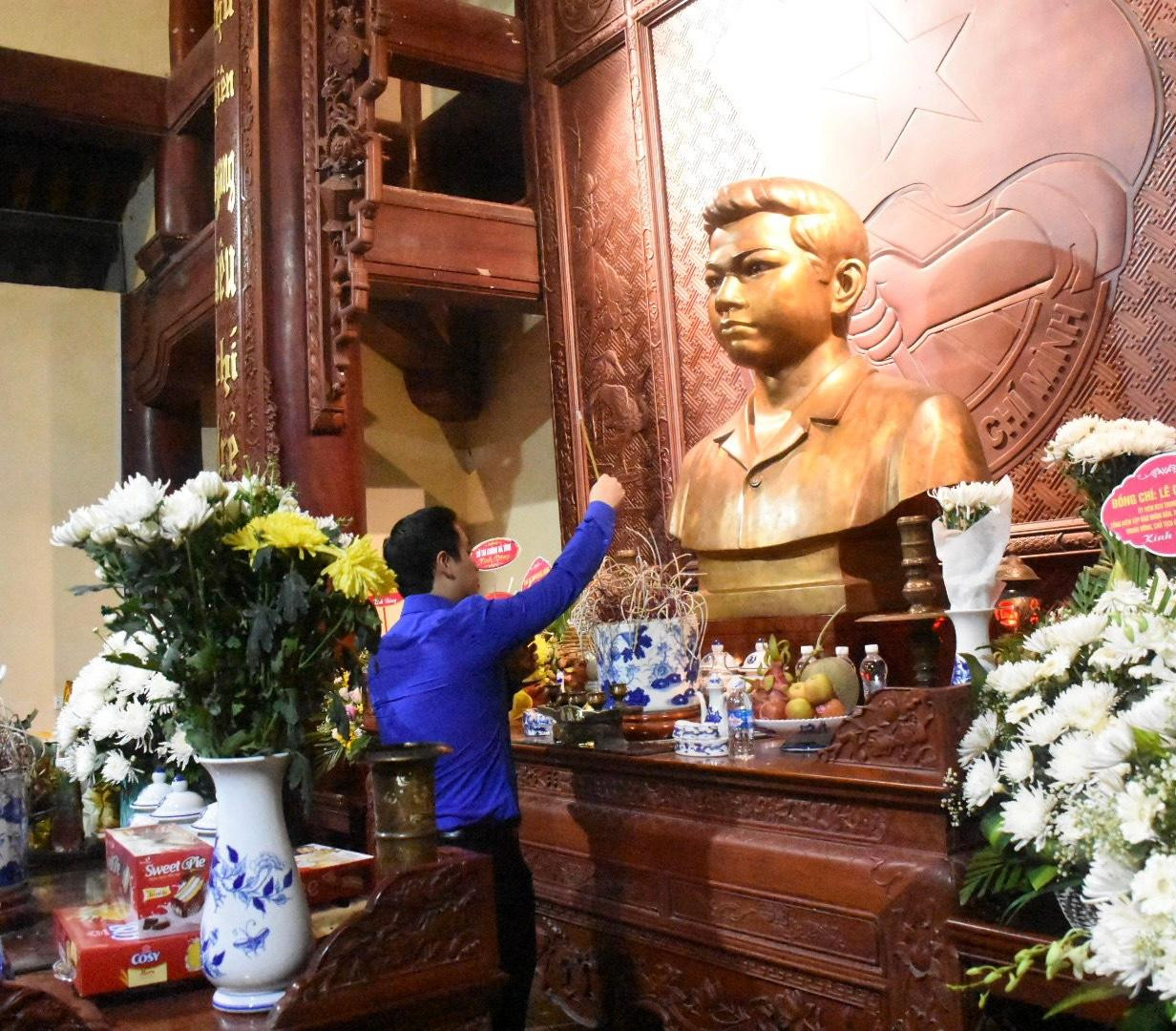 Bí thư Tỉnh Đoàn Lê Thành Đông dâng hương trong khu nhà tưởng niệm Anh hùng liệt sỹ Lý Tự Trọng. Bí thư Tỉnh Đoàn Lê Thành Đông dâng hương trong khu nhà tưởng niệm Anh hùng liệt sỹ Lý Tự Trọng.