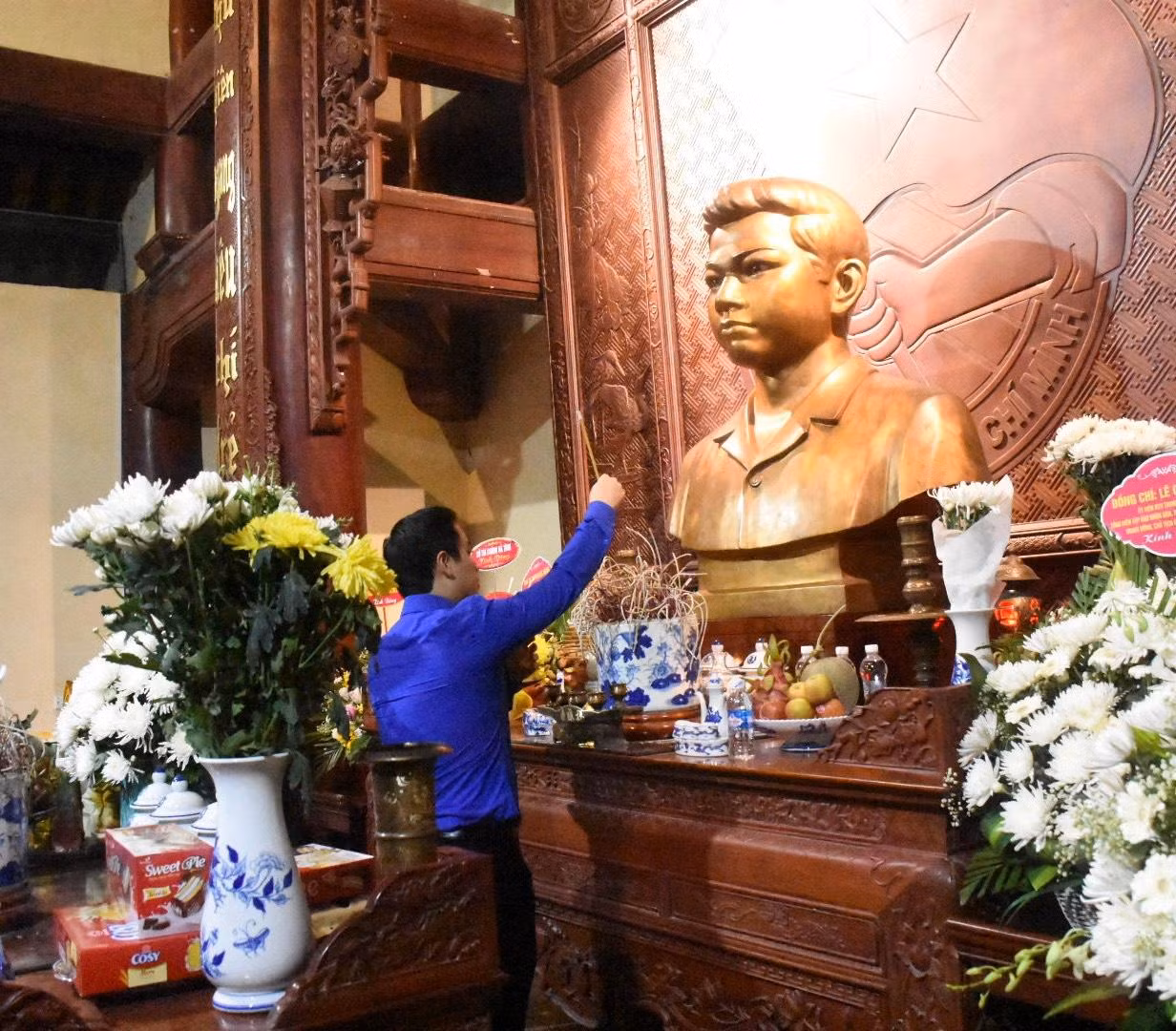 Bí thư Tỉnh Đoàn Lê Thành Đông dâng hương trong khu nhà tưởng niệm Anh hùng liệt sỹ Lý Tự Trọng.