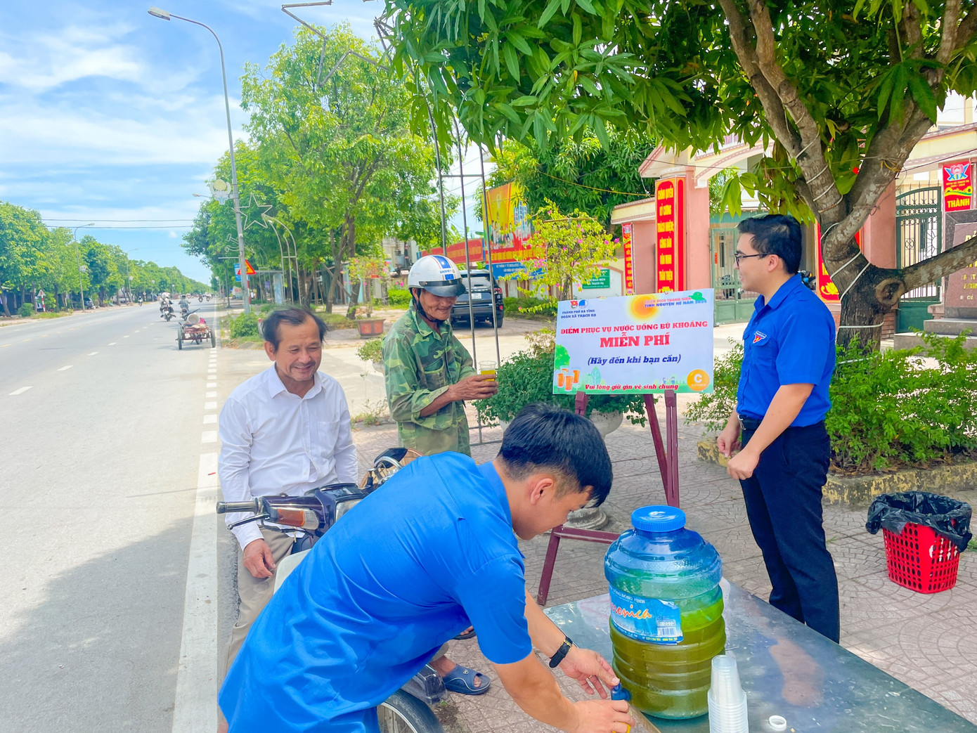 Đoàn xã Thạch Hạ cũng triển khai điểm phục vụ nước khoáng bổ sung vitamin miễn phí cho bà con nhân dân lao động, người đi đường. Đoàn xã Thạch Hạ cũng triển khai điểm phục vụ nước khoáng bổ sung vitamin miễn phí cho bà con nhân dân lao động, người đi đường.