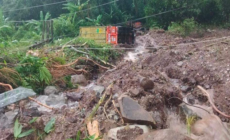 Nhiều phương tiện bị đẩy xuống vực sau vụ sạt lở. Nhiều phương tiện bị đẩy xuống vực sau vụ sạt lở.