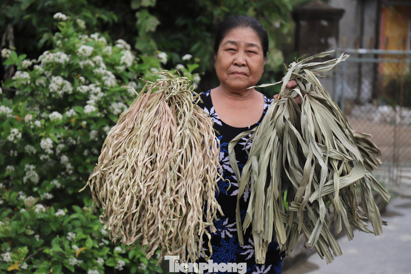 Để làm được một chiếc nón phải trải qua nhiều công đoạn từ mua sắm nguyên liệu như lá nón (lá đọt), tre, chỉ khâu, dây cước. Những vật dụng này đều được đặt mua và người dân về tự sơ chế trước khi làm nón.
