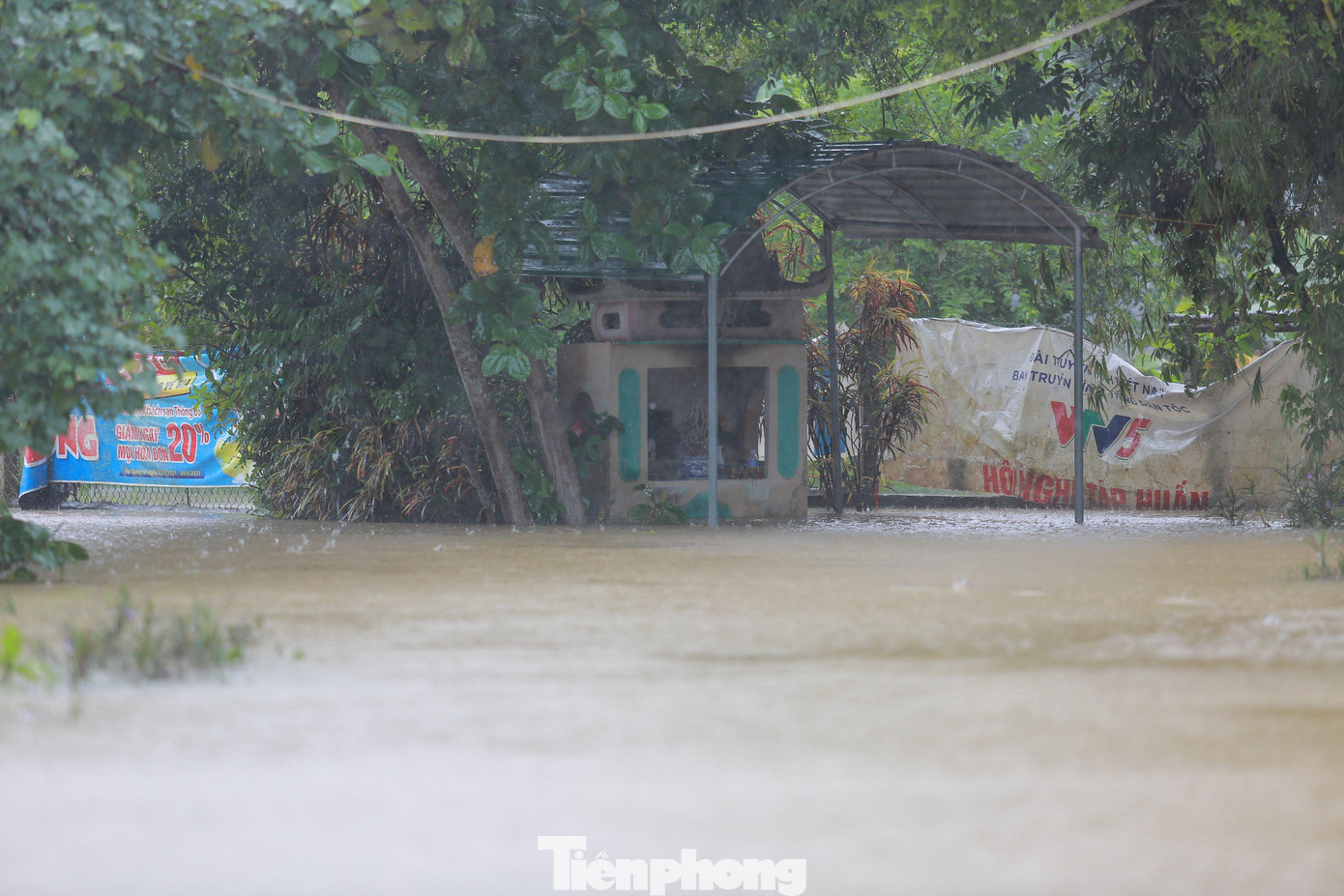 Ông Nguyễn Văn Chiến - Chủ tịch UBND xã Cẩm Vịnh (huyện Cẩm Xuyên) cho biết, tại địa phương có 5/7 thôn bị ngập, giao thông chia cắt. Thôn nặng nhất ngập 70-80%, còn các thôn khác 20-30% chủ yếu ngập đường giao thông, nhà dân chưa bị ảnh hưởng.