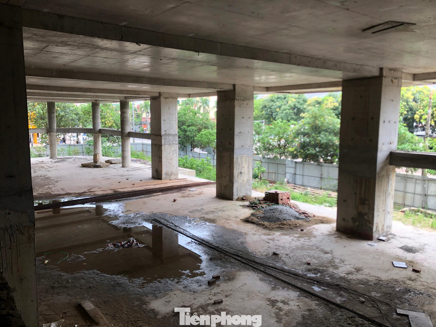 Ngay phía trần nhà của các tầng đã xuất hiện một số điểm bị thấm dột, ngấm nước, thậm chí một số tường có xuất hiện tình trạng bị nứt.