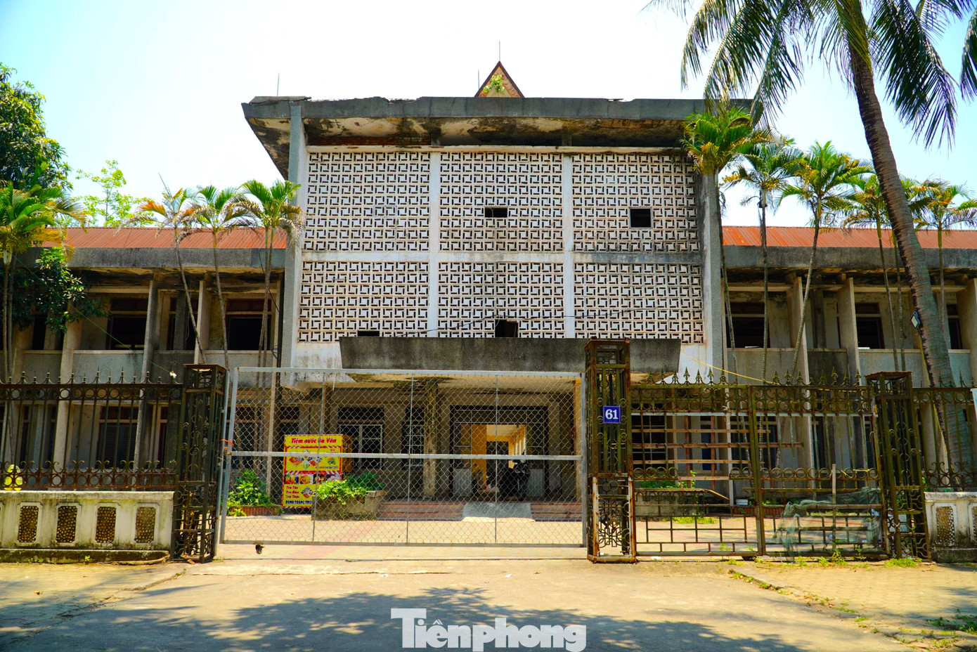 Nằm ở vị trí đắc địa mặt tiền đường Phan Đình Phùng (thành phố Hà Tĩnh) hơn 8 năm trước, Sở NN&amp;PTNT Hà Tĩnh chuyển về trụ sở mới nên toàn bộ cơ sở vật chất của trụ sở cũ bỏ hoang.