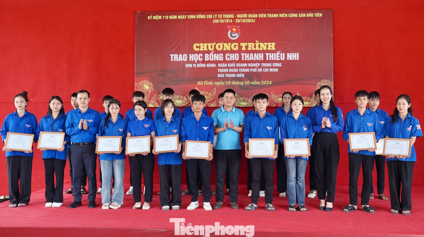 Nhằm động viên, khích lệ các em học sinh gặp hoàn cảnh khó khăn vươn lên trong học tập và rèn luyện, Đoàn khối Doanh nghiệp T.Ư Đoàn phối hợp cùng các đơn vị trao tặng 50 suất học bổng cho học sinh tại Trường Trung cấp Nghề Lý Tự Trọng.