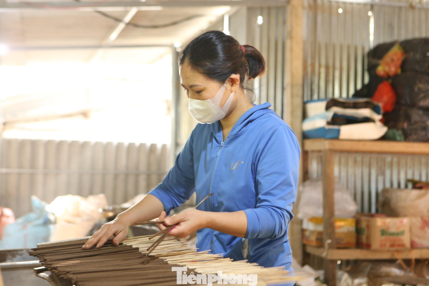 Từ đầu tháng 12 (ÂL) đến nay, do đơn đặt hàng lớn, người làm hương phải làm từ sáng cho đến 23h đêm mới nghỉ. Thời gian làm nhiều, huy động hết nhân công, hàng làm ra bao nhiêu đều được bán hết.