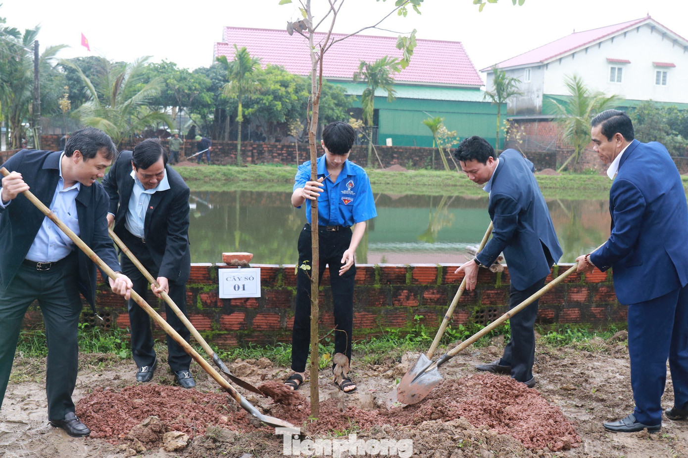 Sau phần lễ, đại biểu và người dân địa phương đã tham gia trồng 300 cây hoa ban tại xã Cẩm Quan... Sau phần lễ, đại biểu và người dân địa phương đã tham gia trồng 300 cây hoa ban tại xã Cẩm Quan...