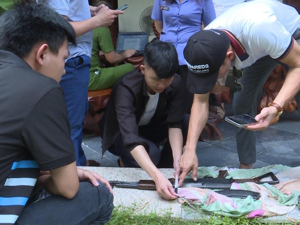 Lực lượng công an khám xét thu giữ khẩu súng tại nhà Lê Xuân Giáp. Lực lượng công an khám xét thu giữ khẩu súng tại nhà Lê Xuân Giáp.