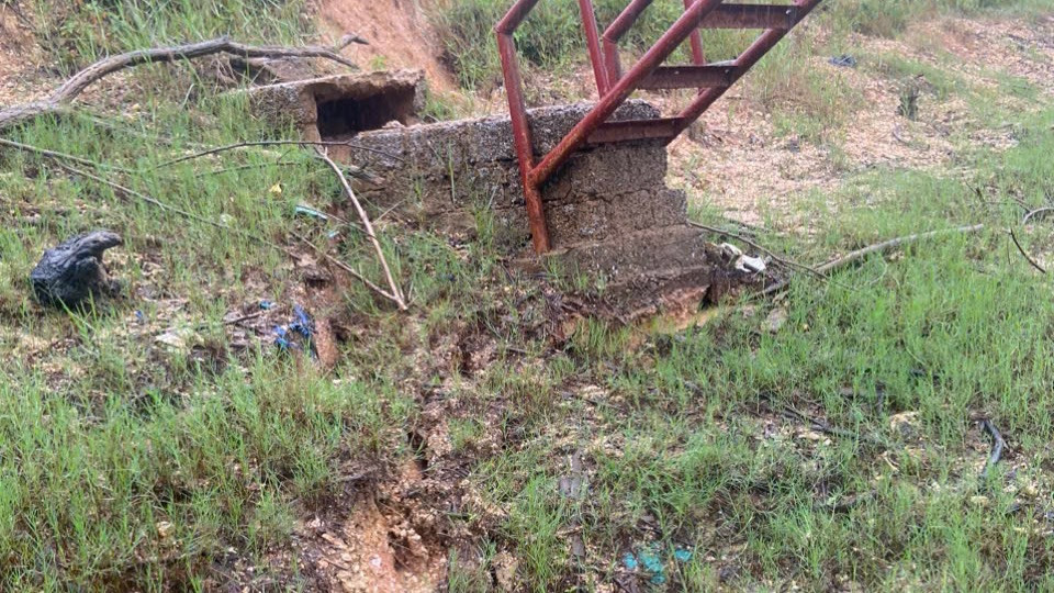 Nhiều vết nứt tại thân đập. Nhiều vết nứt tại thân đập.