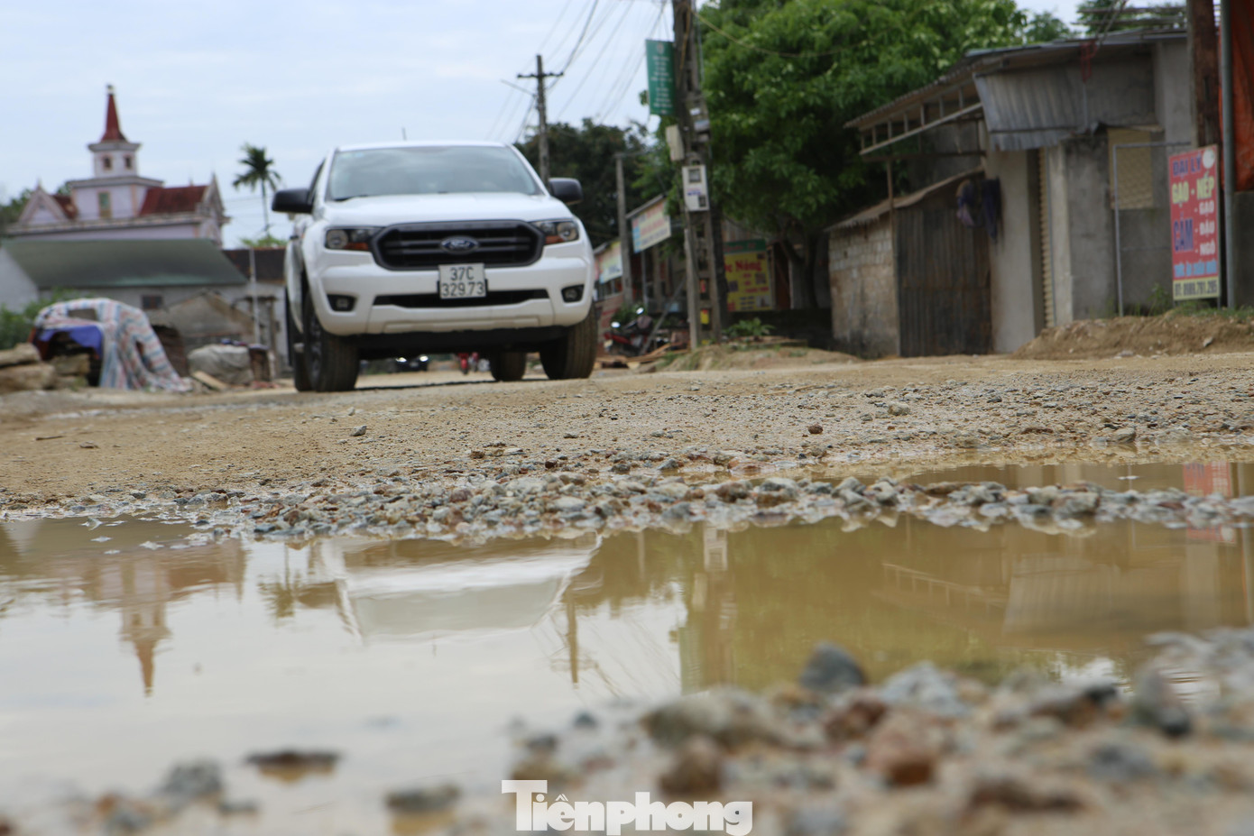 Theo tìm hiểu, đoạn khu vực ngừng thi công này do Công ty TNHH Đức Quế cùng nhà thầu phụ là Công ty CP Xây dựng Nam Định làm đơn vị thi công. Vì còn 1km đường chưa hoàn thiện nên giao thông qua lại, cuộc sống của người dân dọc trên đoạn này bị ảnh hưởng nghiêm trọng.