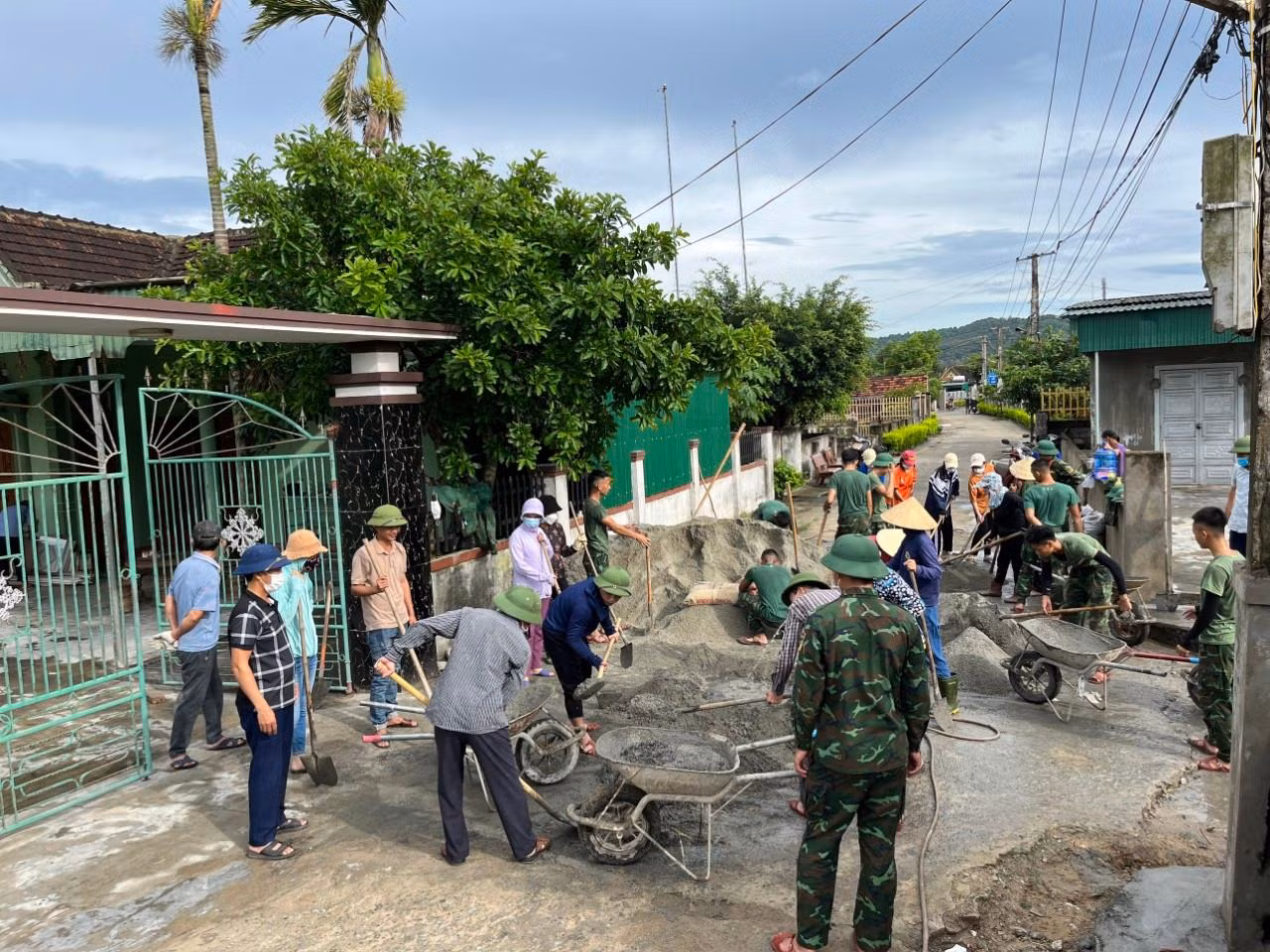 Trong ngày lực lượng ra quân xây dựng nông thôn mới tại xã Thịnh Lộc, Lộc Hà.