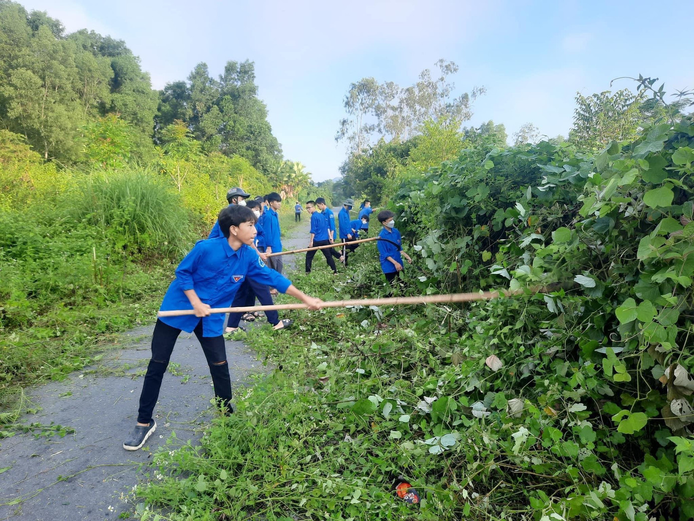 Nhiều hoạt động thiết thực, ý nghĩa được thực hiện như: Ra quân tổng dọn vệ sinh môi trường các tuyến đường thanh niên tự quản, khu vực công cộng, trồng cây xanh, vườn hoa thanh niên; tổ chức dọn dẹp, vệ sinh môi trường, đường làng, ngõ xóm, khu phố, tuyến đường văn minh tại địa bàn nông thôn, đô thị; vệ sinh môi trường biển, xử lý rác thải, làm sạch bãi biển...