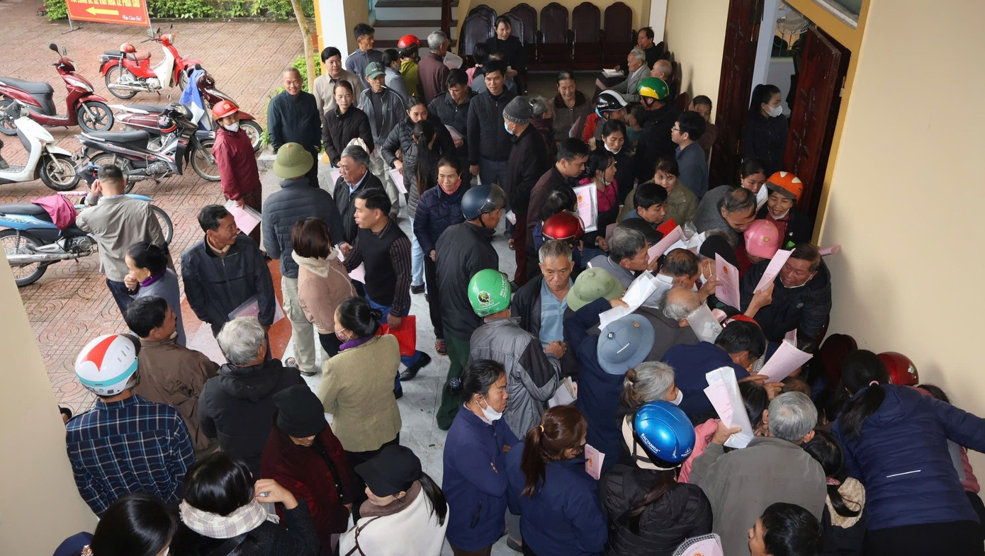 Người dân tập trung đến để làm thủ tục đăng ký biến động giấy chứng nhận quyền sử dụng đất. Người dân tập trung đến để làm thủ tục đăng ký biến động giấy chứng nhận quyền sử dụng đất.