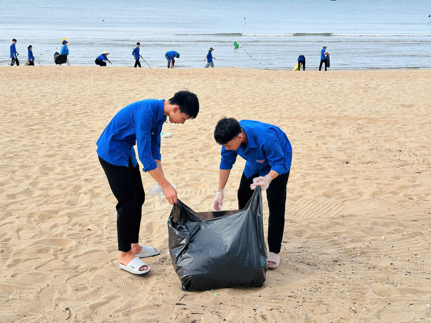 Chương trình thu hút gần 200 cán bộ Đoàn, hội viên thanh niên và lực lượng vũ trang trên địa bàn tham gia. Với tinh thần xung kích, nhiệt huyết của tuổi trẻ, các đoàn viên, thanh niên, cán bộ và chiến sĩ đã chia thành từng nhóm nhỏ, tổ chức dọn vệ sinh, thu gom rác thải, phân loại và xử lý rác đúng quy định dọc tuyến bờ biển Thiên Cầm. Chương trình thu hút gần 200 cán bộ Đoàn, hội viên thanh niên và lực lượng vũ trang trên địa bàn tham gia. Với tinh thần xung kích, nhiệt huyết của tuổi trẻ, các đoàn viên, thanh niên, cán bộ và chiến sĩ đã chia thành từng nhóm nhỏ, tổ chức dọn vệ sinh, thu gom rác thải, phân loại và xử lý rác đúng quy định dọc tuyến bờ biển Thiên Cầm.