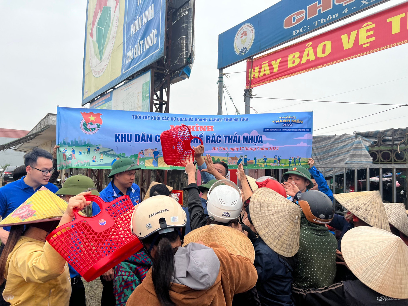 Hoạt động tình nguyện của tuổi trẻ huyện Can Lộc, được nhiều người hưởng ứng. Hoạt động tình nguyện của tuổi trẻ huyện Can Lộc, được nhiều người hưởng ứng.