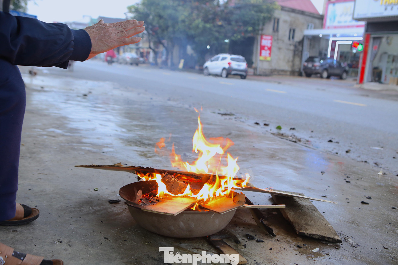 Ngày thời tiết giảm nhiệt độ xuống thấp, các đường ở TP Hà Tĩnh cũng trở nên vắng lặng. Tại các con đường rất dễ bắt gặp người dân đốt lửa sưởi ấm. Ngày thời tiết giảm nhiệt độ xuống thấp, các đường ở TP Hà Tĩnh cũng trở nên vắng lặng. Tại các con đường rất dễ bắt gặp người dân đốt lửa sưởi ấm.