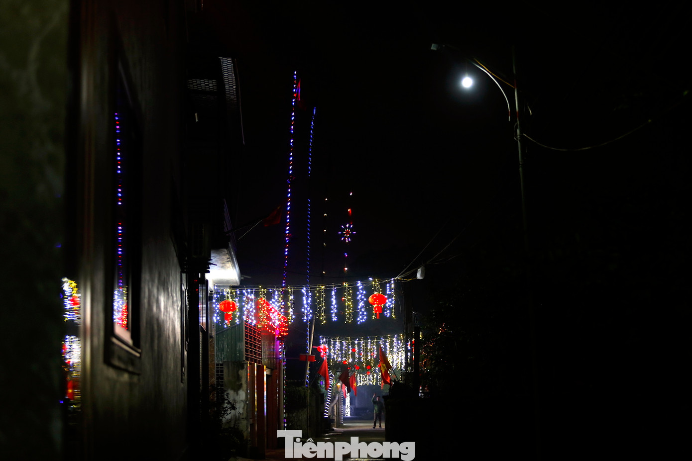 Những cây nêu này được người dân dựng trước sân nhà hoặc cổng vào ngày 23 tháng chạp. Họ thường chọn vị trí trung tâm để khi có ánh nắng mặt trời bóng của cây nêu có thể bao quát, tỏa khắp cả vườn nhà.