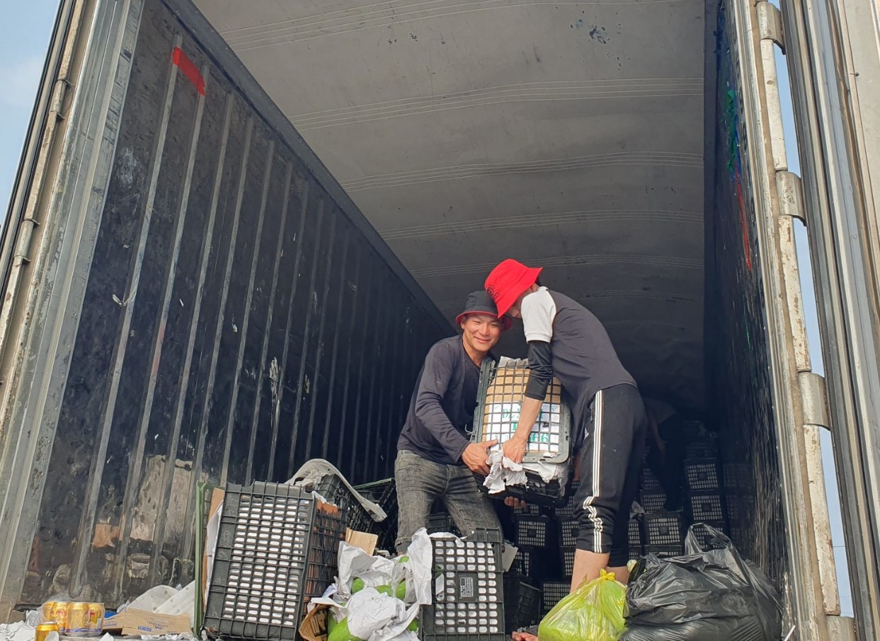 Nhiều người cũng đến hỗ trợ vận chuyển, bán giúp.