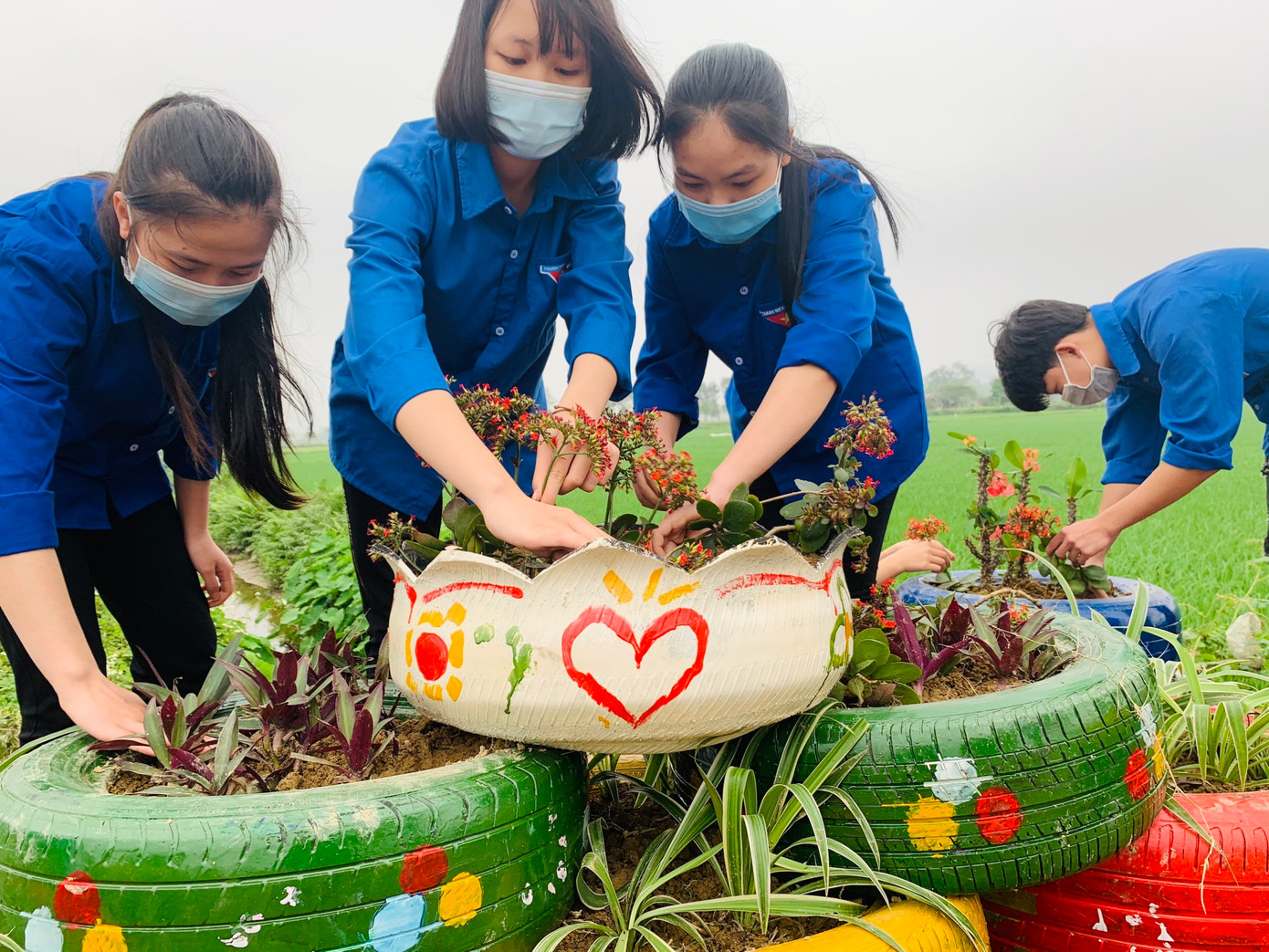 Biến điểm đen bãi rác thành vườn hoa là sáng kiến của anh Nguyễn Đắc Thắng, mang lại hiệu quả cao trong bảo vệ môi trường.