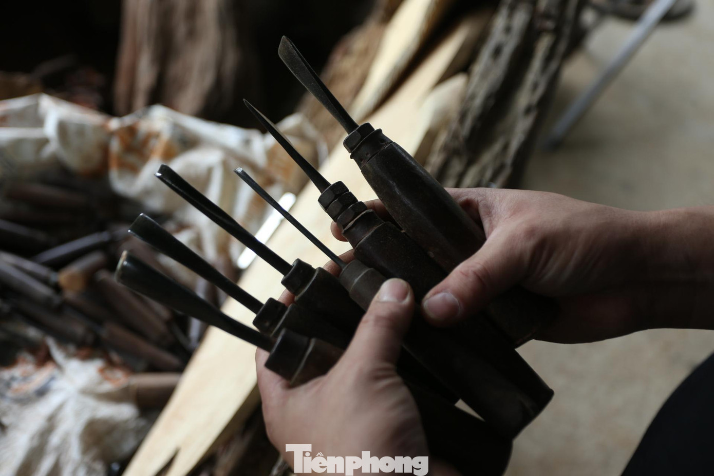 Với những tác phẩm này đòi hỏi phải khéo léo, di chuyển đục phải nét, sắc để tạo ra những hình ảnh, chi tiết có “hồn”. Với những tác phẩm này đòi hỏi phải khéo léo, di chuyển đục phải nét, sắc để tạo ra những hình ảnh, chi tiết có “hồn”.