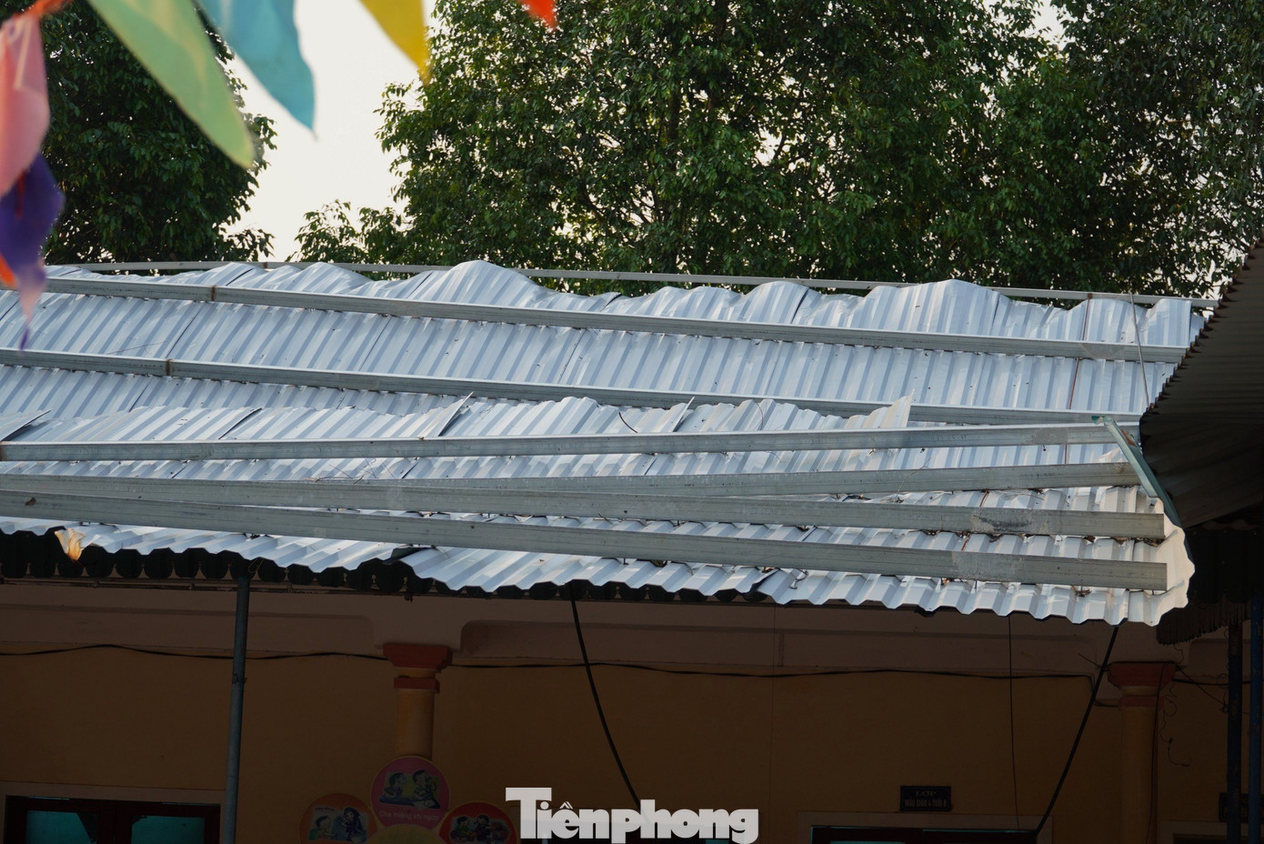 “Trường mong muốn sẽ được xây mới lại dãy nhà này, bởi nếu tu sửa vẫn không đảm bảo vì công trình đã xuống cấp. Giờ nhiều vết nứt đã xuất hiện, lo ngại nhất là khi mùa mưa bão tới sẽ không đảm bảo an toàn cho cô và trò”, cô Sự nói. “Trường mong muốn sẽ được xây mới lại dãy nhà này, bởi nếu tu sửa vẫn không đảm bảo vì công trình đã xuống cấp. Giờ nhiều vết nứt đã xuất hiện, lo ngại nhất là khi mùa mưa bão tới sẽ không đảm bảo an toàn cho cô và trò”, cô Sự nói.