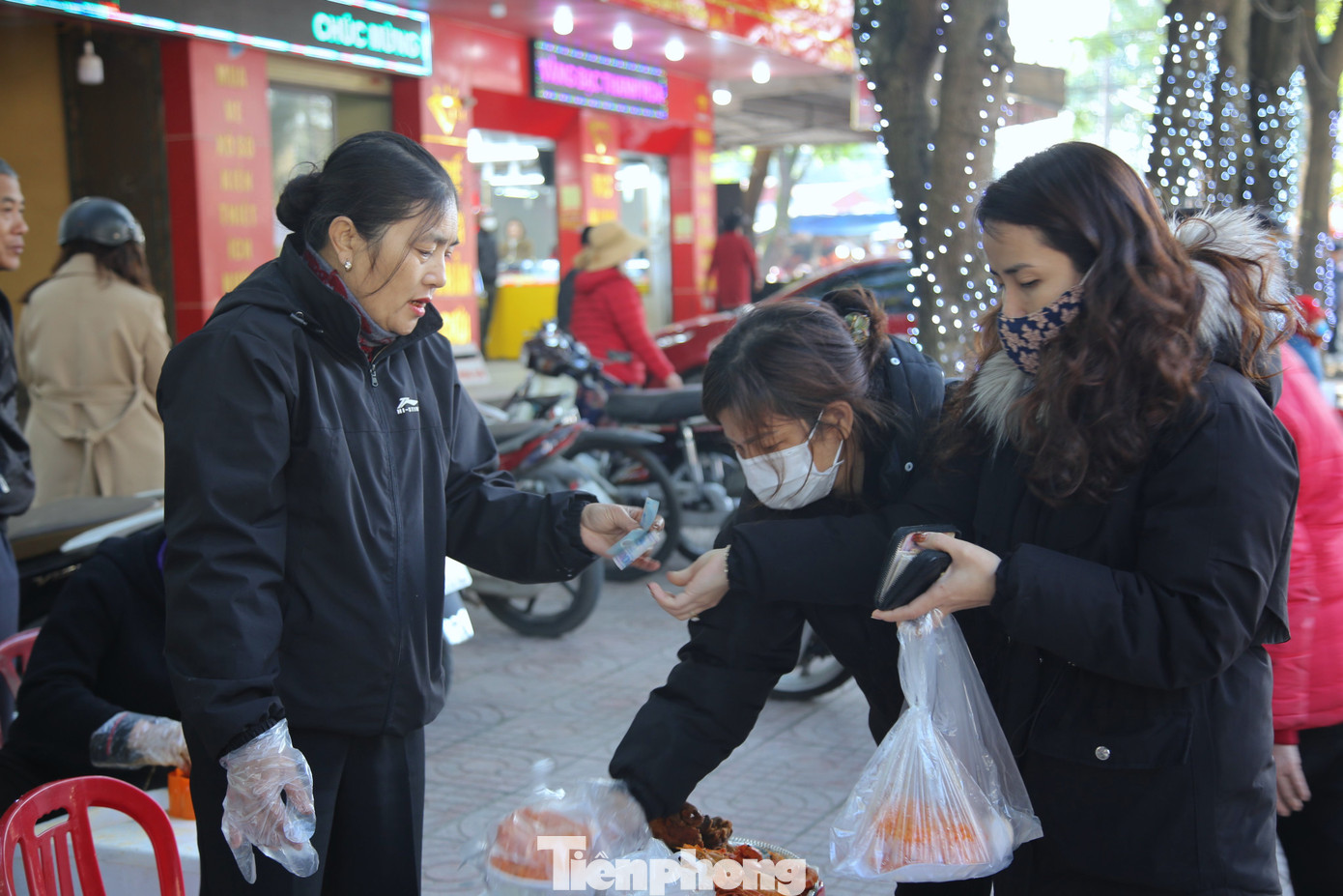 Bà Nguyễn Thị Thanh Bình (trú tại thành phố Hà Tĩnh) làm nghề bán xôi, mâm cúng tam sên ngày vía Thần Tài nhiều năm nay. Biết nhu cầu khách hàng tăng theo từng năm, dịp này bà Bình nấu 1 tạ nếp, 400 quả trứng, 50kg thịt, 20 kg tôm để bán trong ngày vía Thần Tài. Bà Nguyễn Thị Thanh Bình (trú tại thành phố Hà Tĩnh) làm nghề bán xôi, mâm cúng tam sên ngày vía Thần Tài nhiều năm nay. Biết nhu cầu khách hàng tăng theo từng năm, dịp này bà Bình nấu 1 tạ nếp, 400 quả trứng, 50kg thịt, 20 kg tôm để bán trong ngày vía Thần Tài.